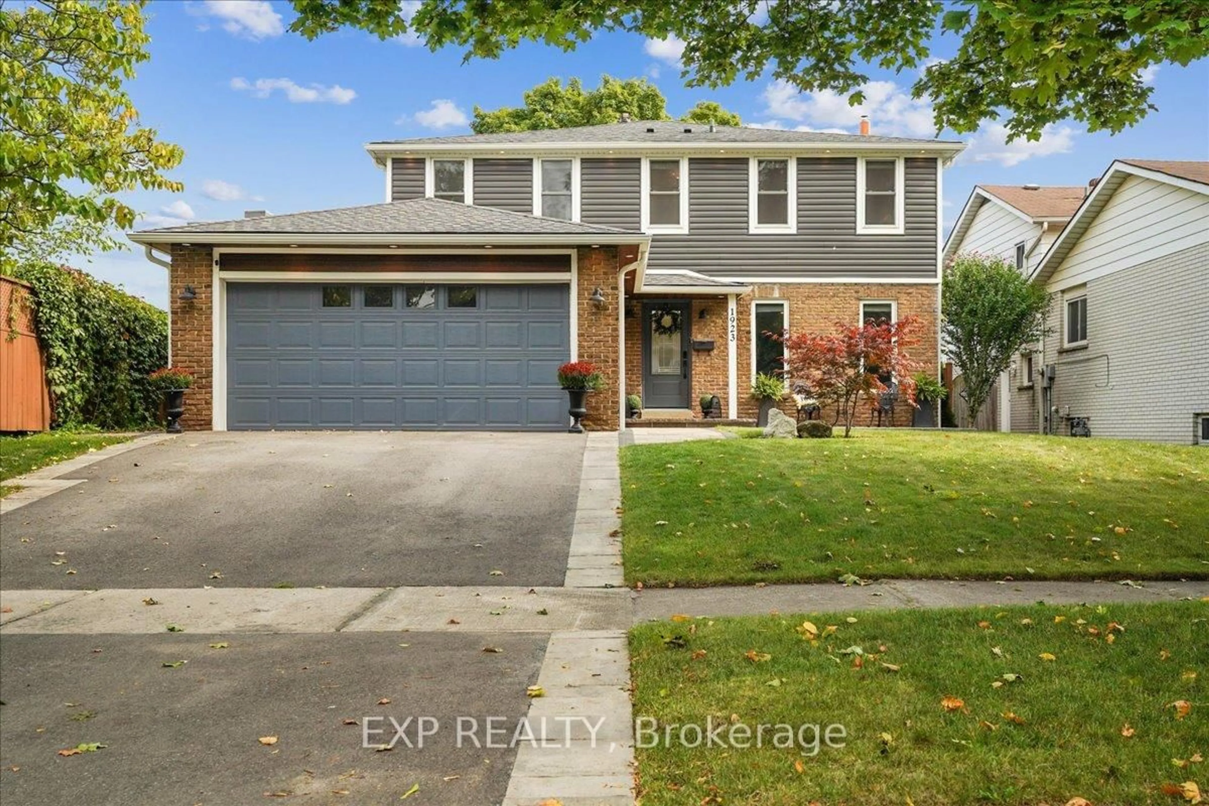 Home with vinyl exterior material, street for 1923 Steepbank Cres, Mississauga Ontario L4X 1T9