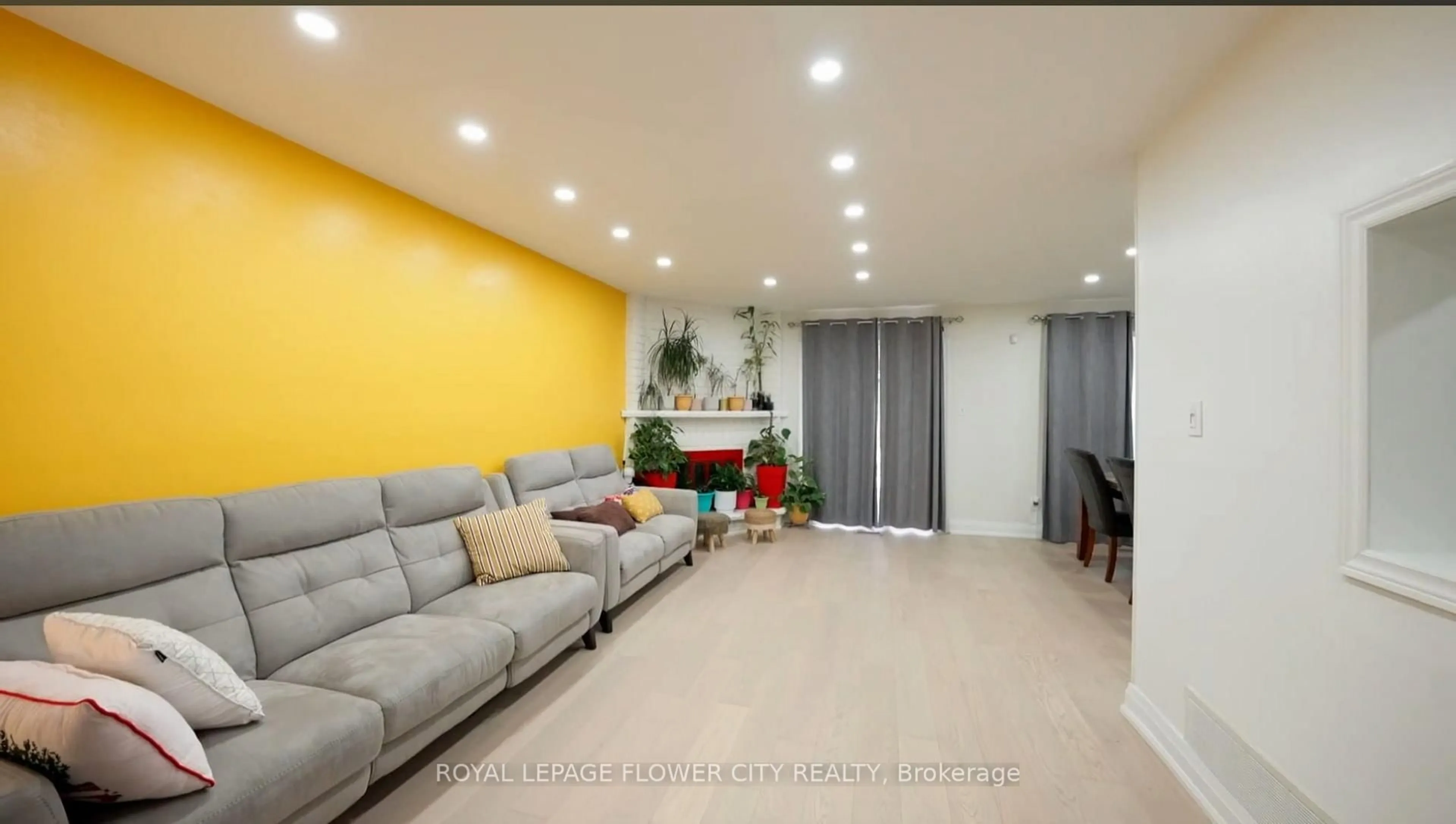 Unknown for 32 Payton Crt, Brampton Ontario L6W 3Y9