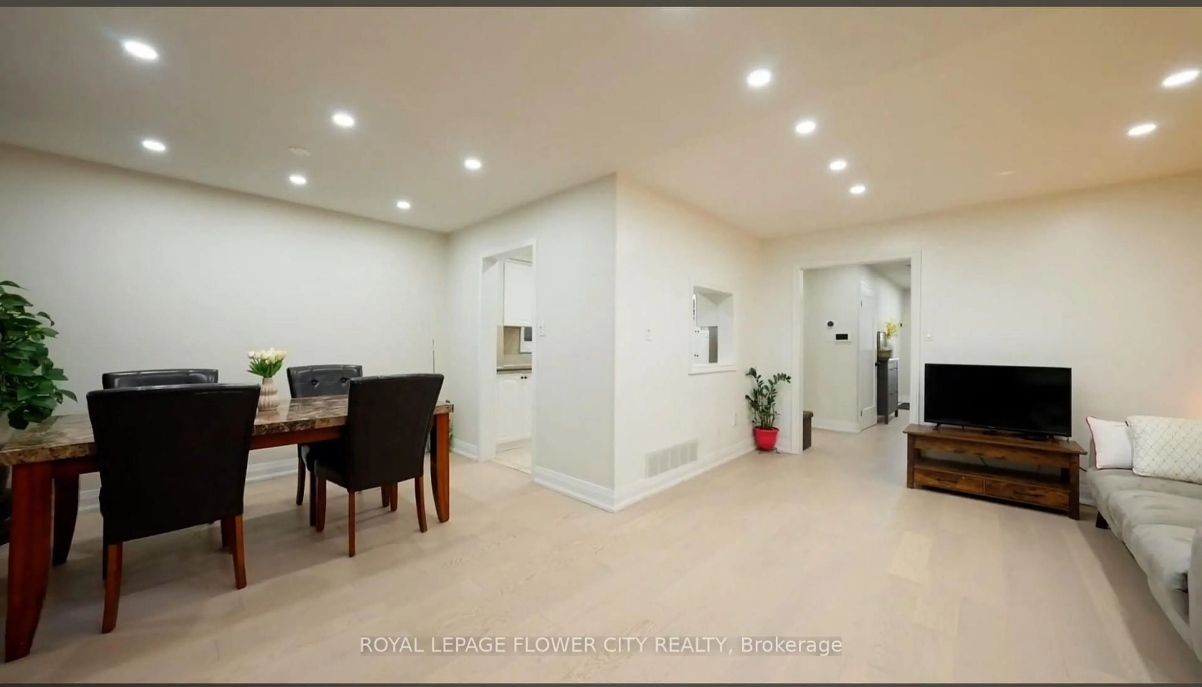 Indoor foyer for 32 Payton Crt, Brampton Ontario L6W 3Y9