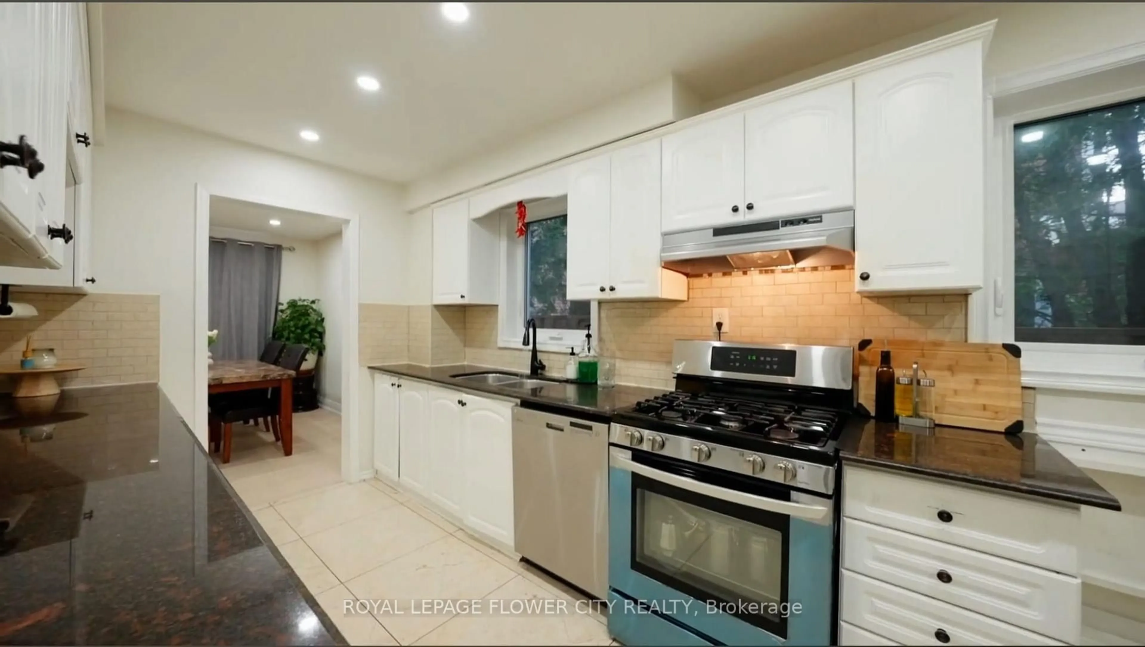 Open concept kitchen, ceramic/tile floor for 32 Payton Crt, Brampton Ontario L6W 3Y9