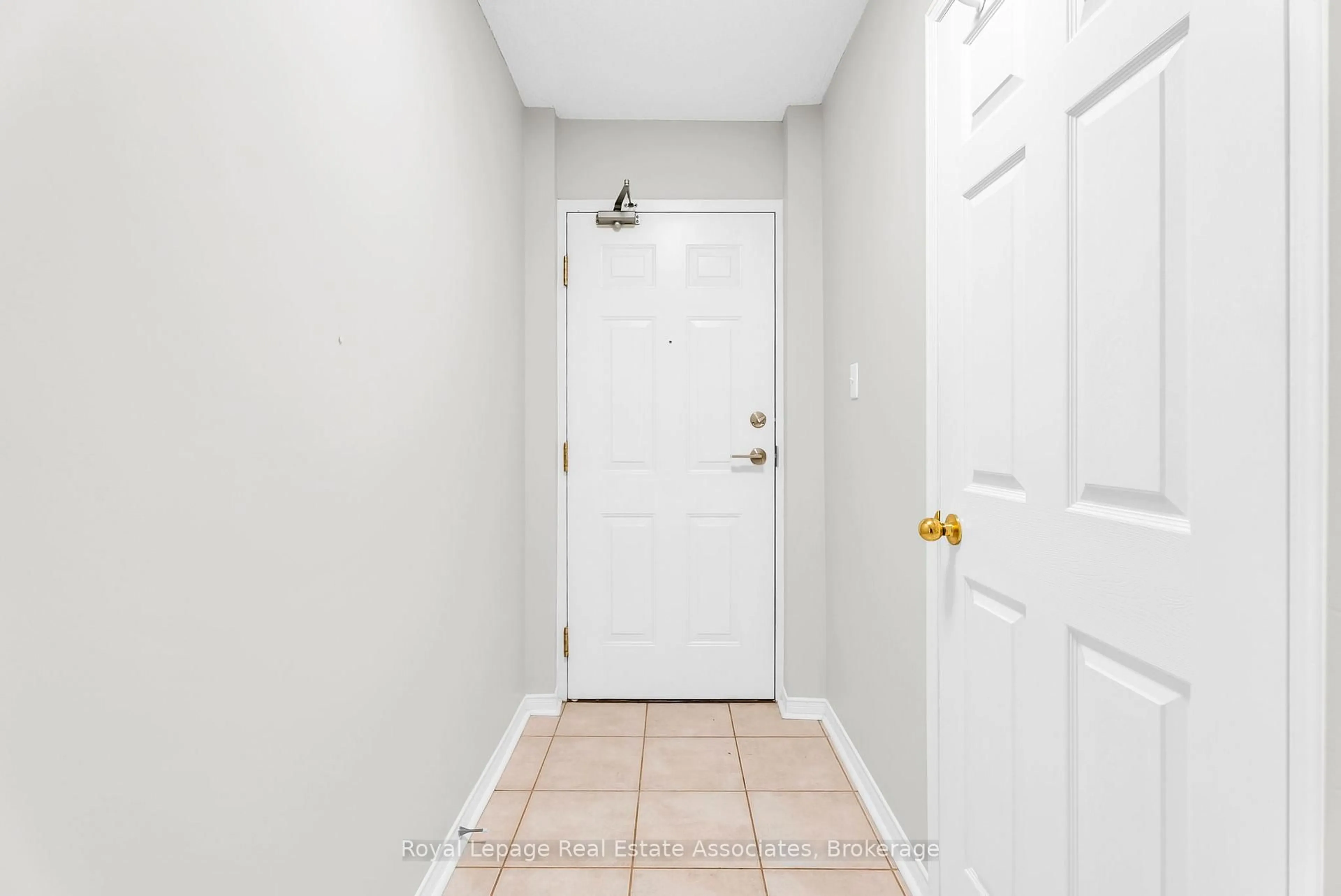 Indoor entryway for 32 Tannery St #506, Mississauga Ontario L5M 6T6