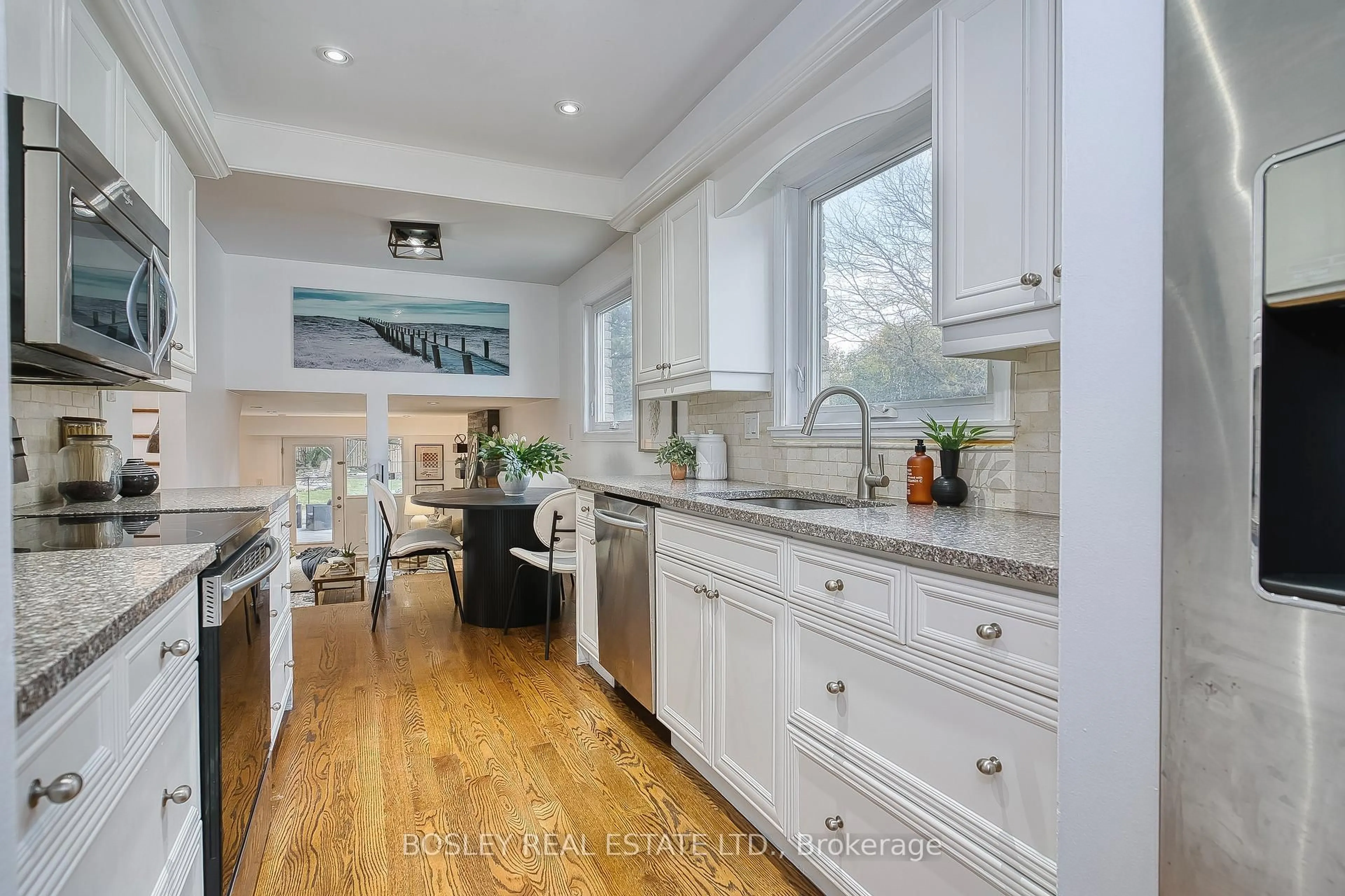 Open concept kitchen, ceramic/tile floor for 2972 Oslo Cres, Mississauga Ontario L5N 1Z9