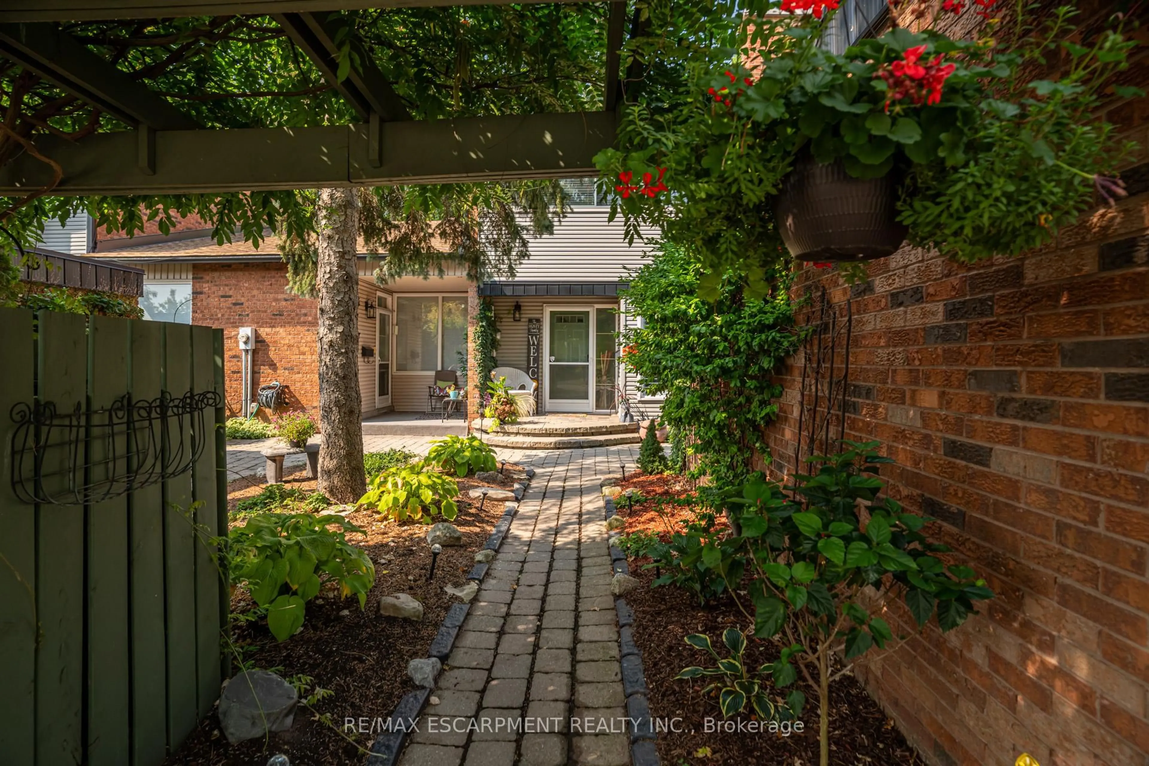 Patio, street for 1560 Kerns Rd #5, Burlington Ontario L7P 3A7