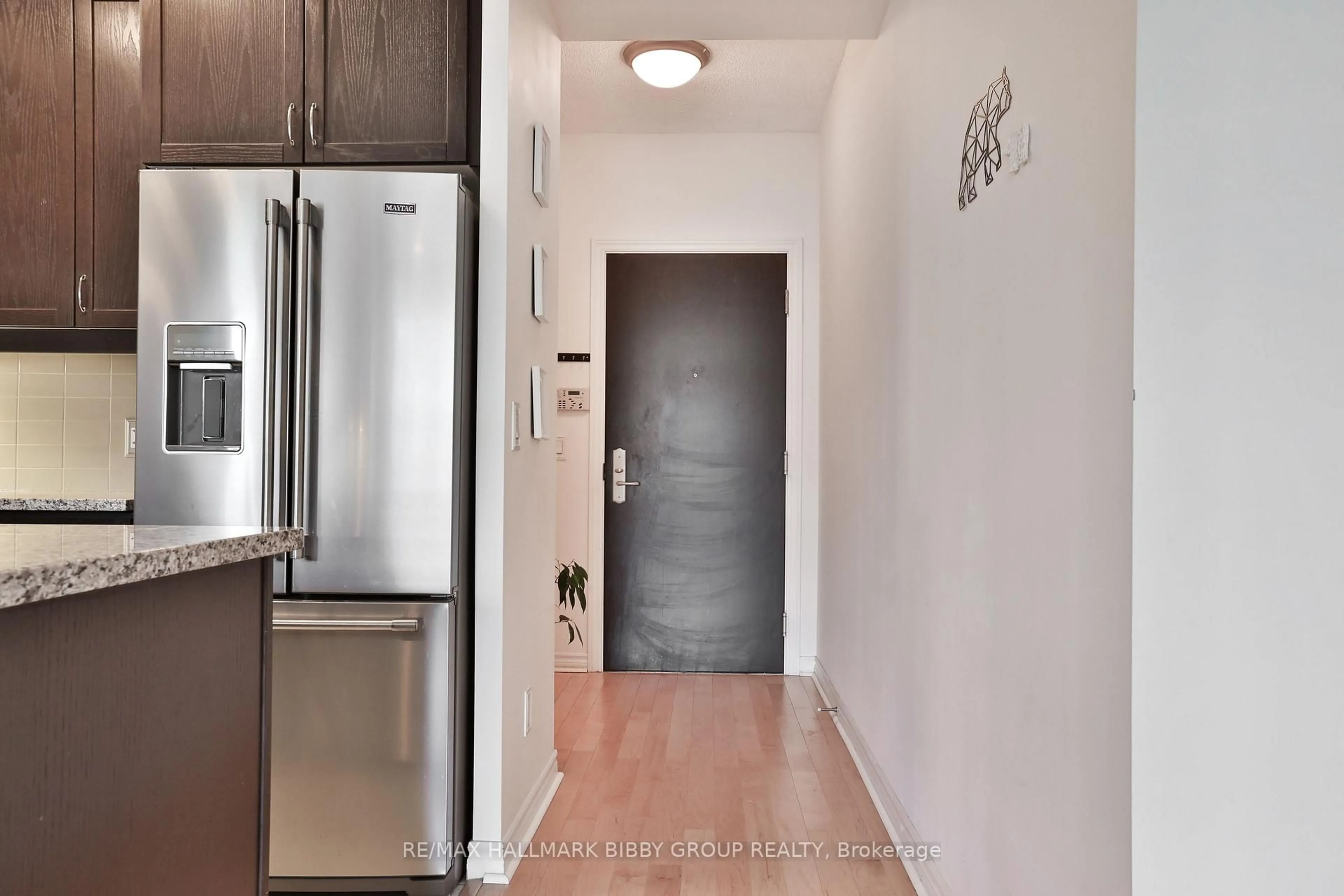 Indoor entryway for 1135 Royal York Rd #814, Toronto Ontario M9A 0C3