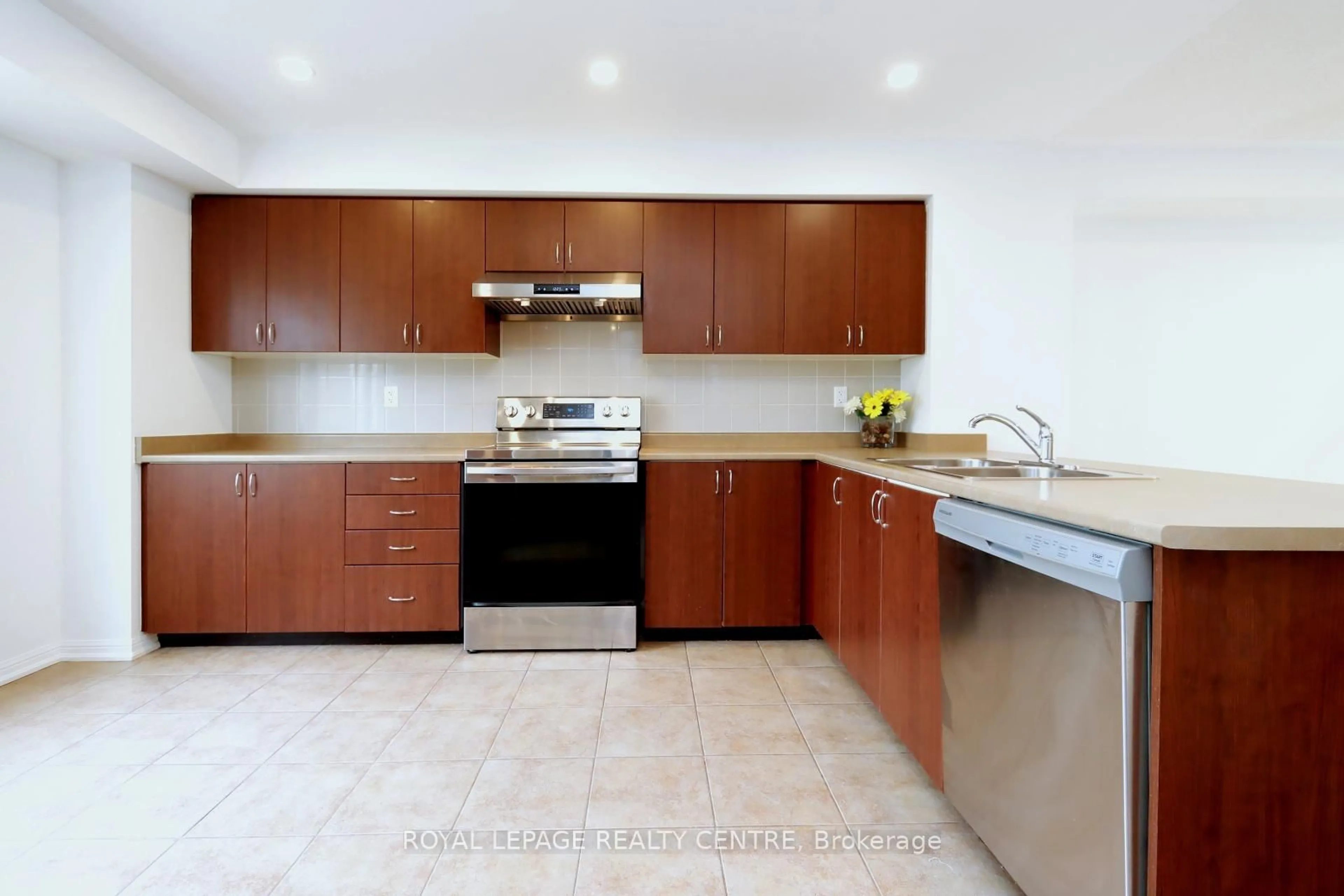 Standard kitchen, ceramic/tile floor for 3135 Boxford Cres #4, Mississauga Ontario L5M 0X1
