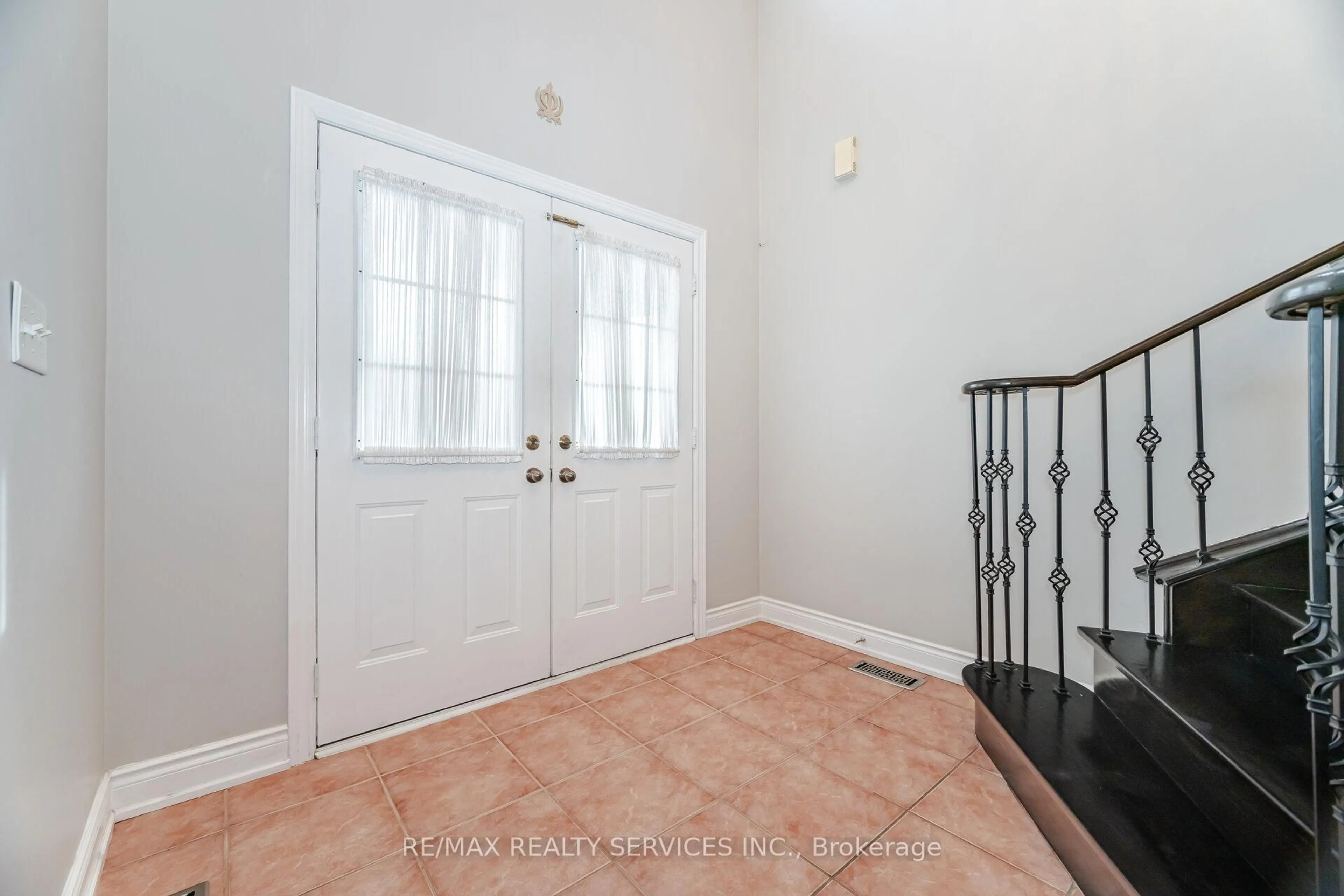 Indoor entryway for 39 Rattlesnake Rd, Brampton Ontario L6R 3B9