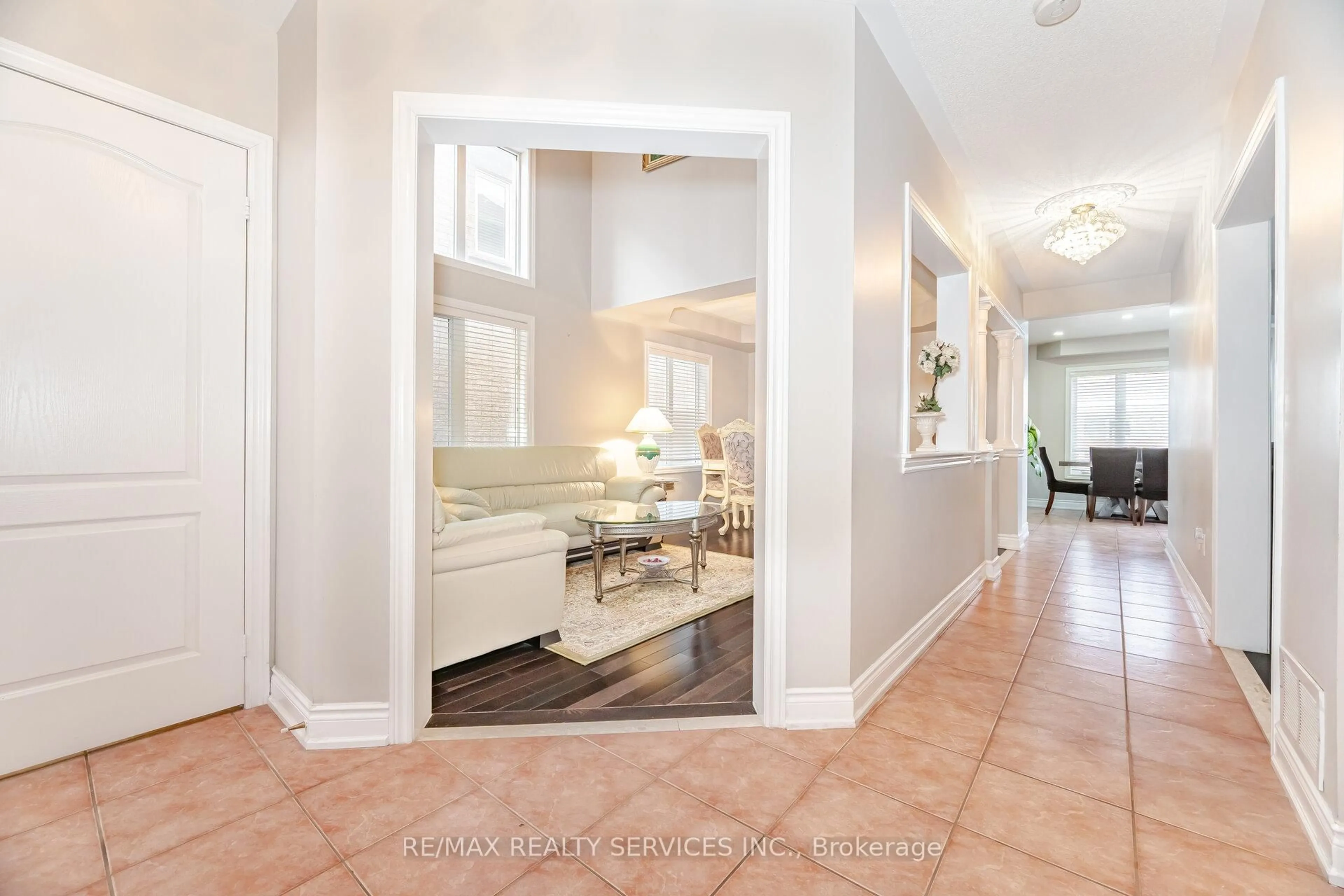 Indoor entryway for 39 Rattlesnake Rd, Brampton Ontario L6R 3B9