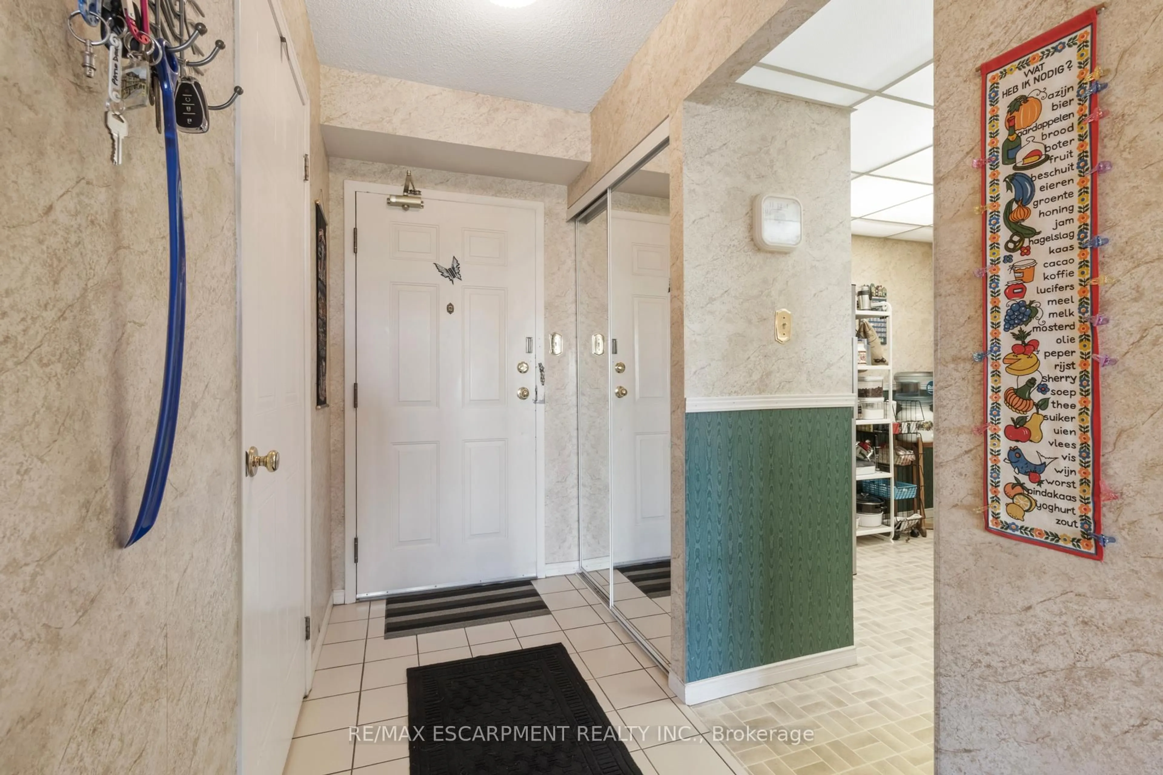 Indoor entryway for 5070 Pinedale Ave #302, Burlington Ontario L7L 5V6