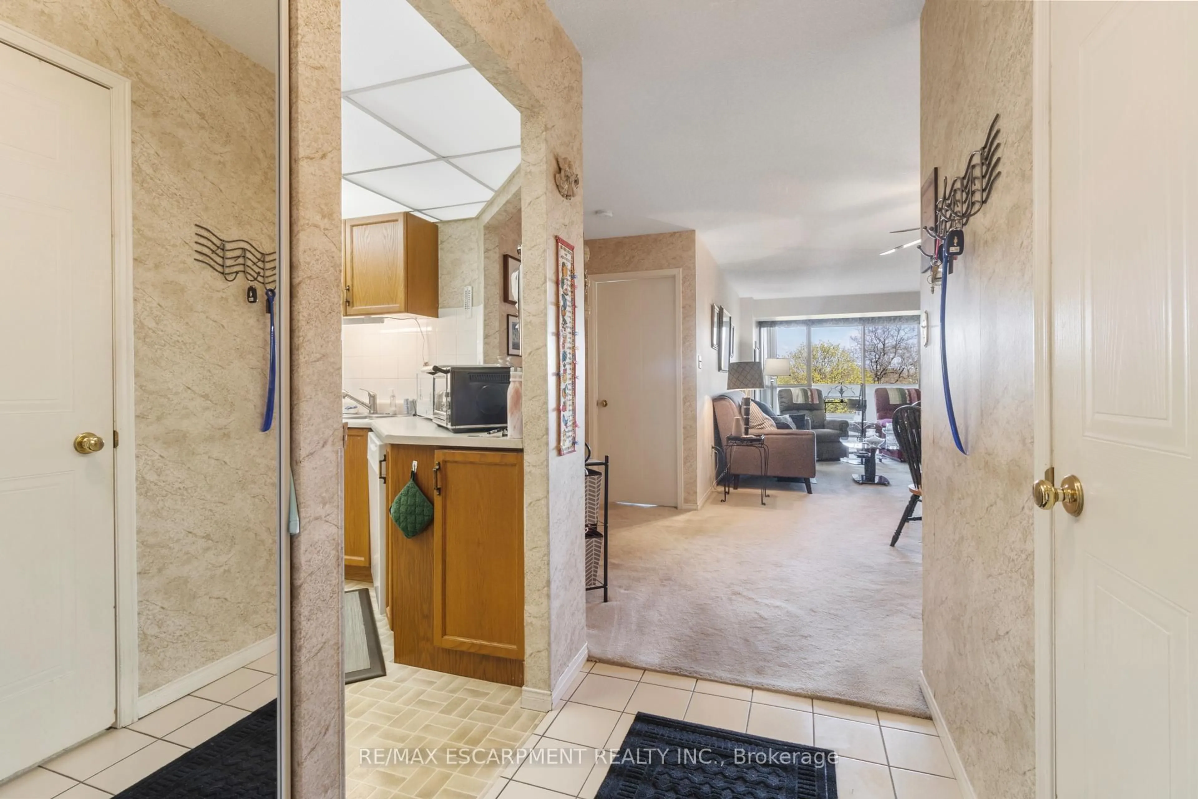 Indoor entryway for 5070 Pinedale Ave #302, Burlington Ontario L7L 5V6