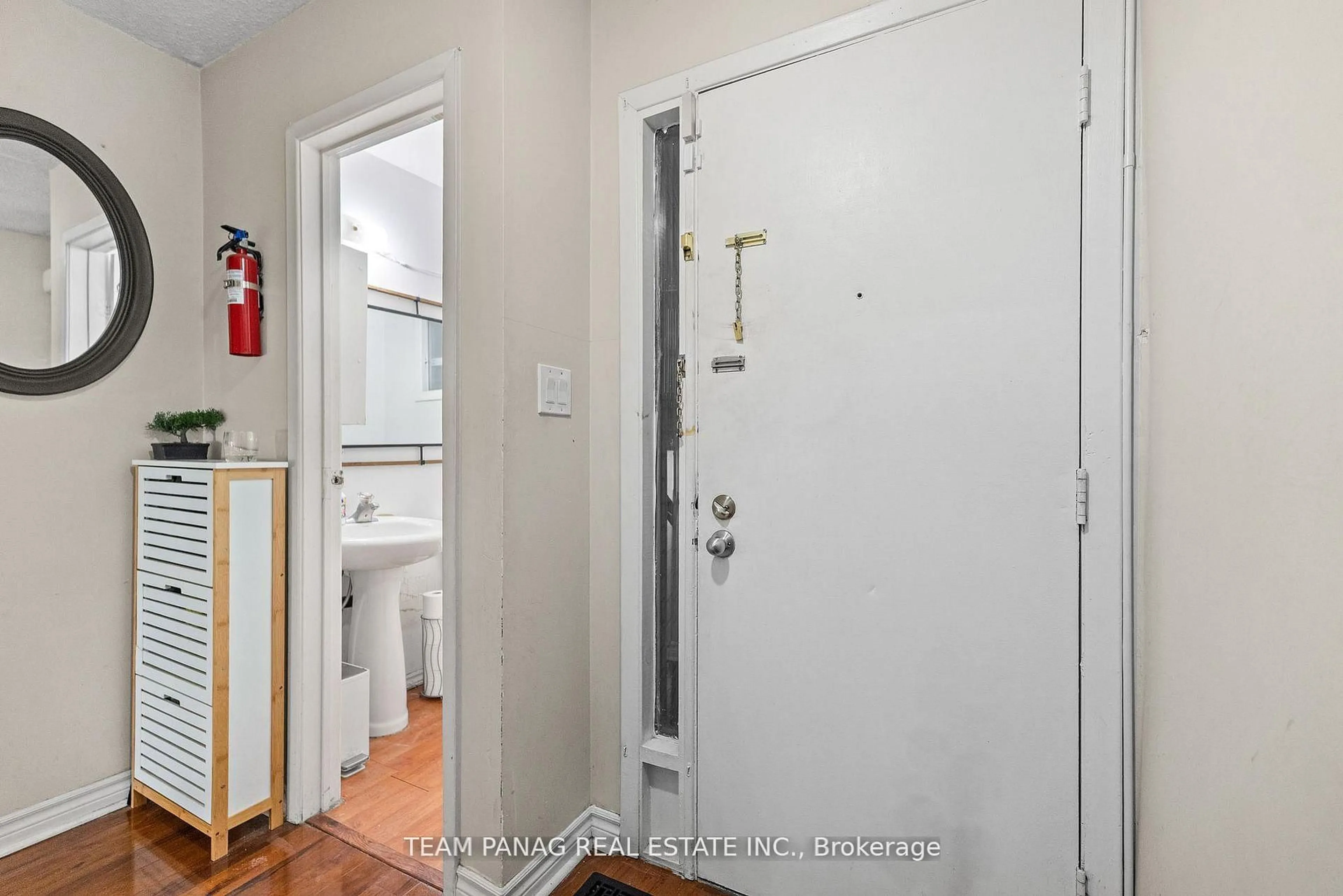 Indoor entryway for 142 Ashurst Cres, Brampton Ontario L6V 3N9