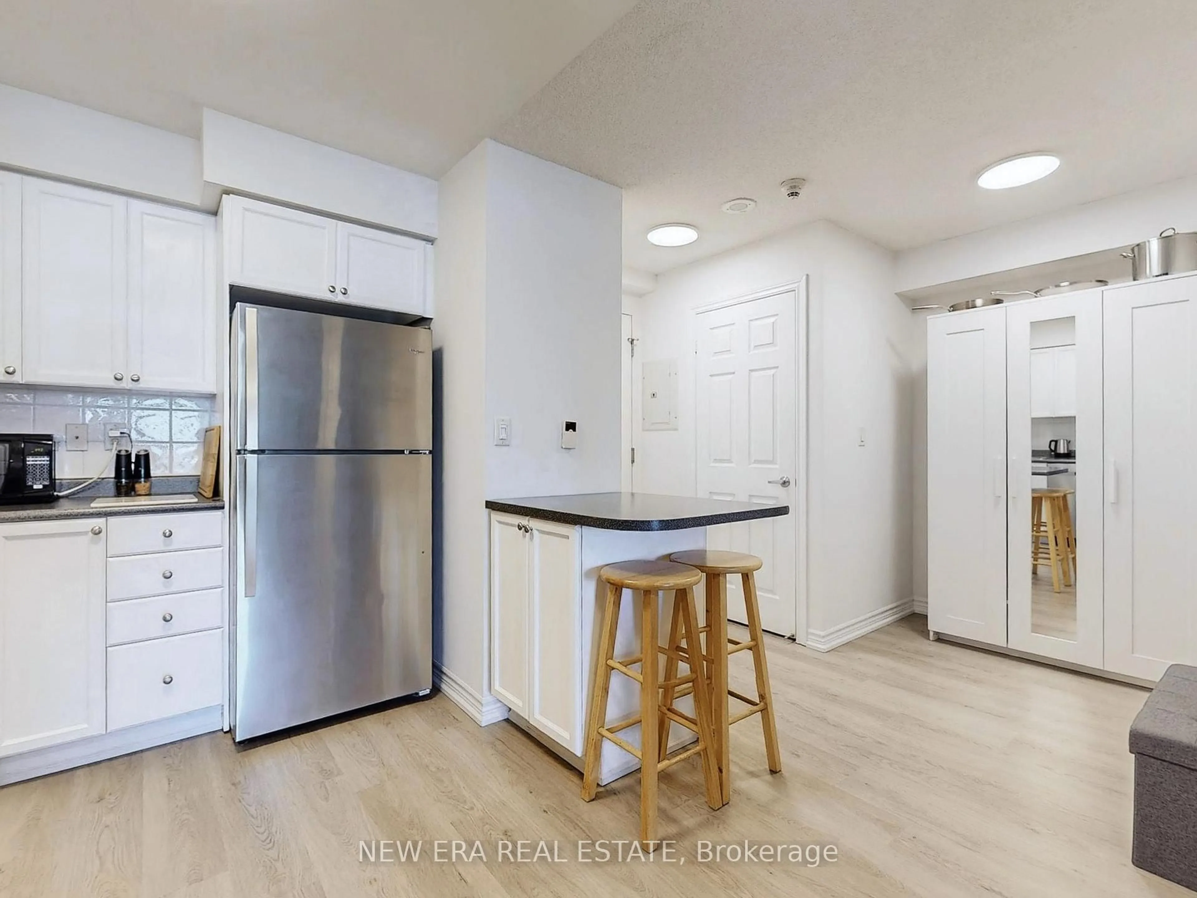 Standard kitchen, unknown for 3888 Duke Of York Blvd #923, Mississauga Ontario L5B 4P5