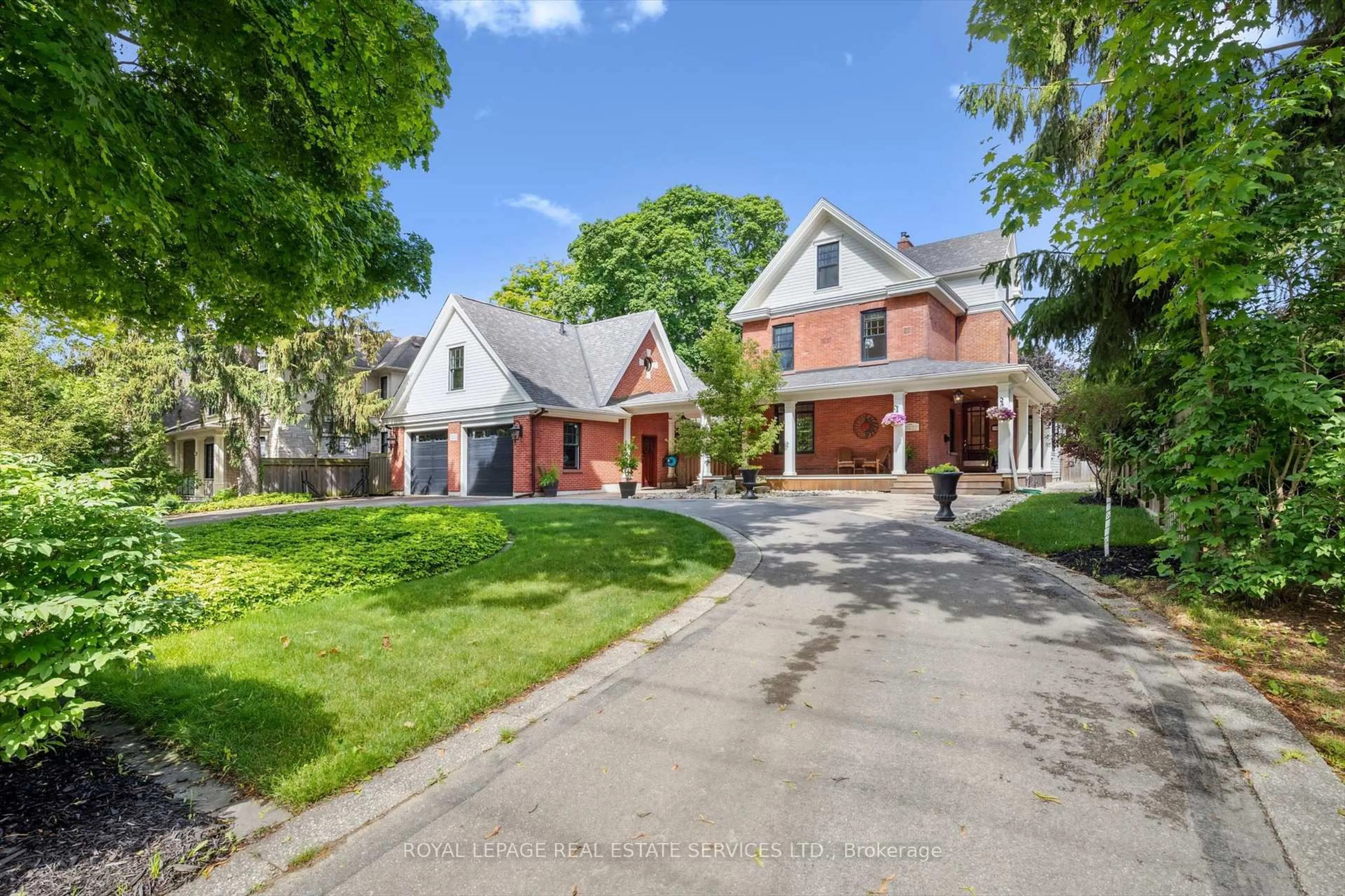 A pic from outside/outdoor area/front of a property/back of a property/a pic from drone, street for 335 Lakeshore Rd, Oakville Ontario L6K 1G3