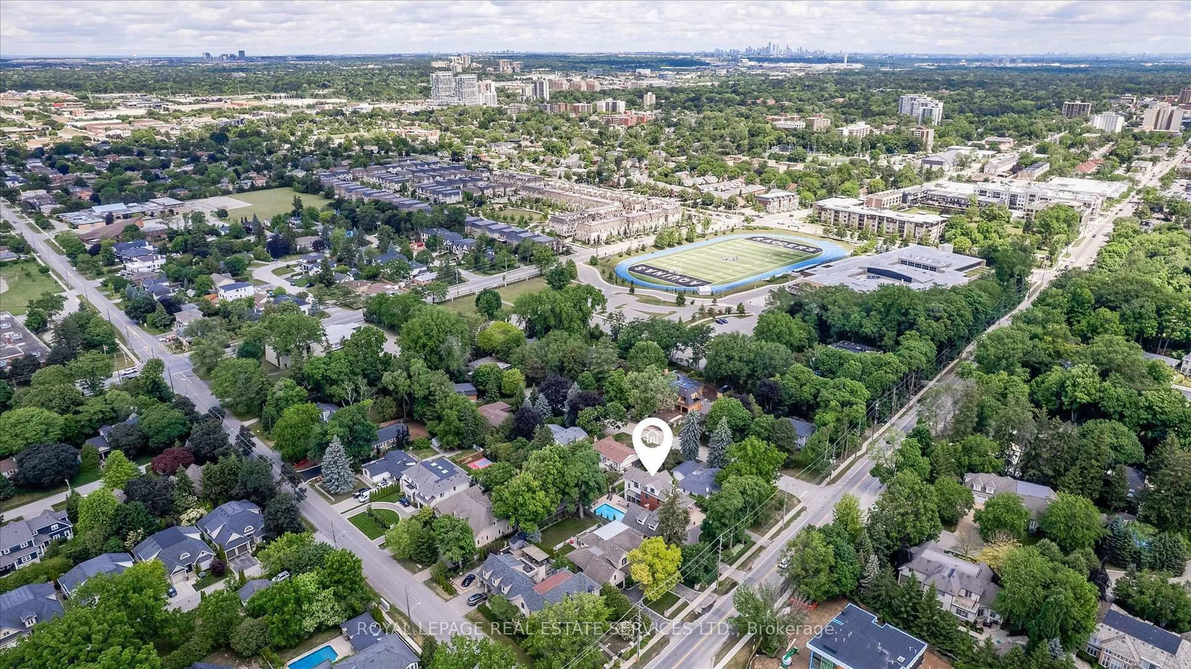 A pic from outside/outdoor area/front of a property/back of a property/a pic from drone, city buildings view from balcony for 335 Lakeshore Rd, Oakville Ontario L6K 1G3