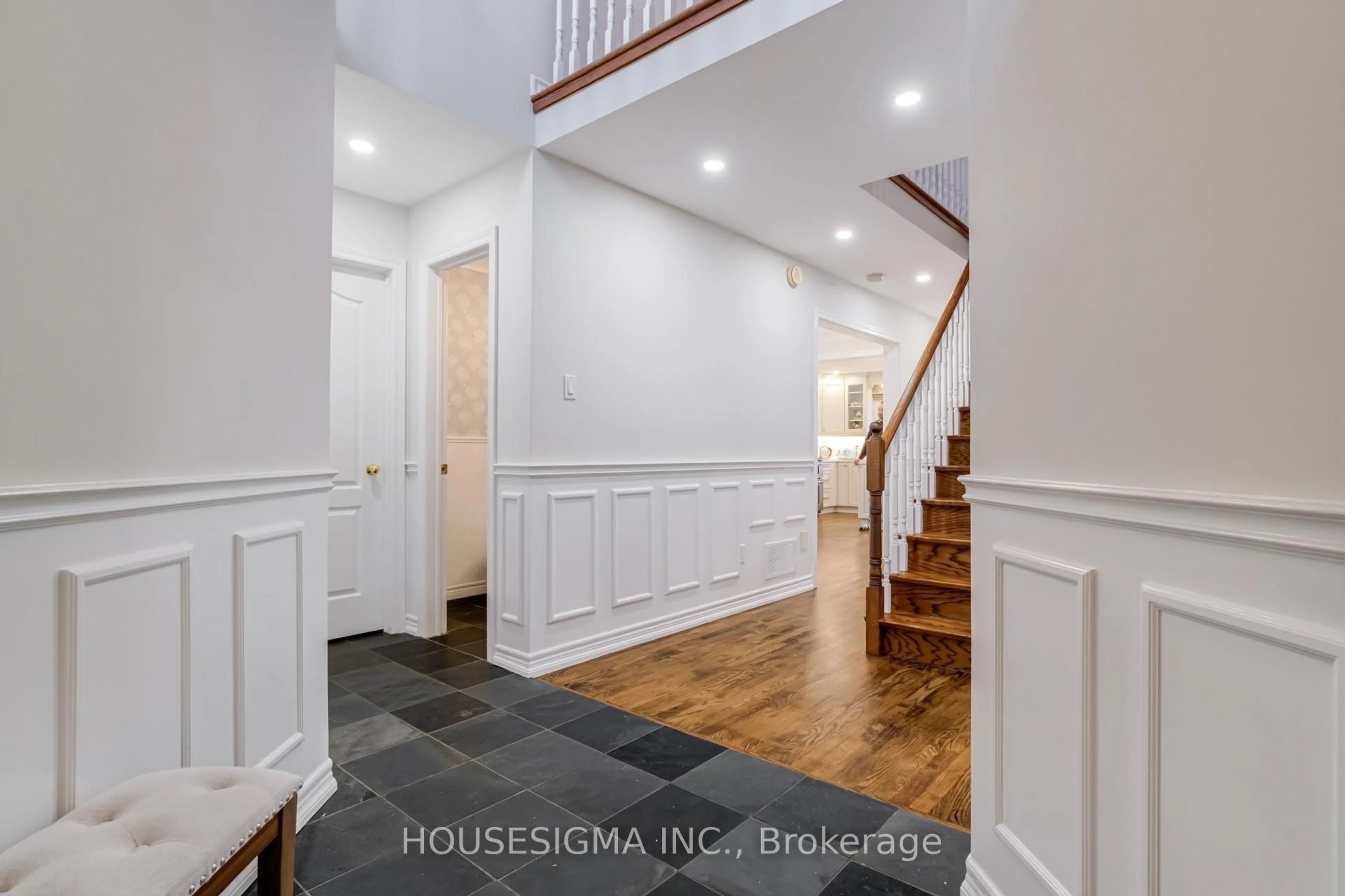 Indoor entryway for 1475 Ravensmoor Cres, Mississauga Ontario L5M 3L4