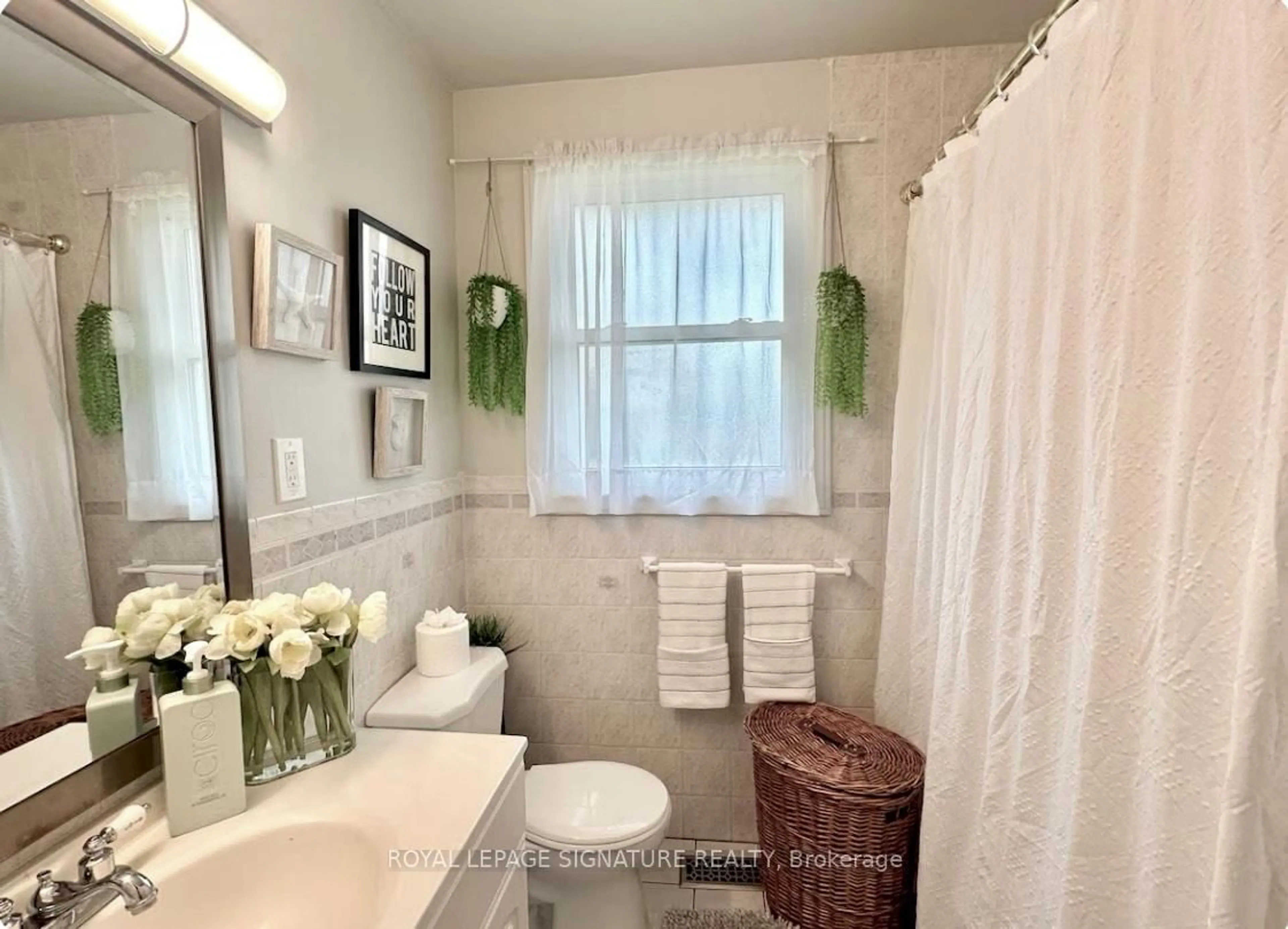 Standard bathroom, ceramic/tile floor for 1350 Rebecca St, Oakville Ontario L6L 1Z4