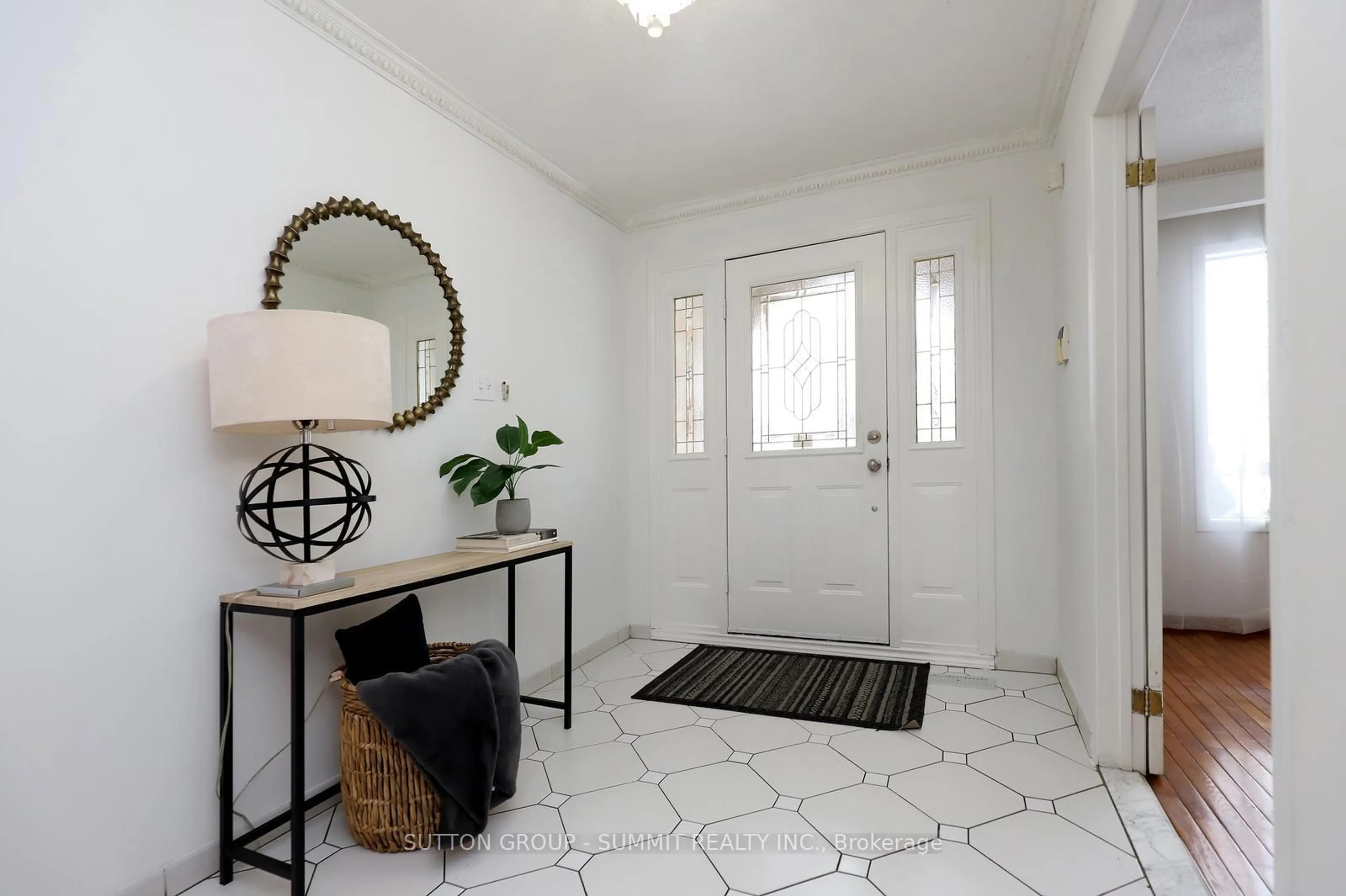 Indoor entryway for 420 Appledore Cres, Mississauga Ontario L5B 2L6