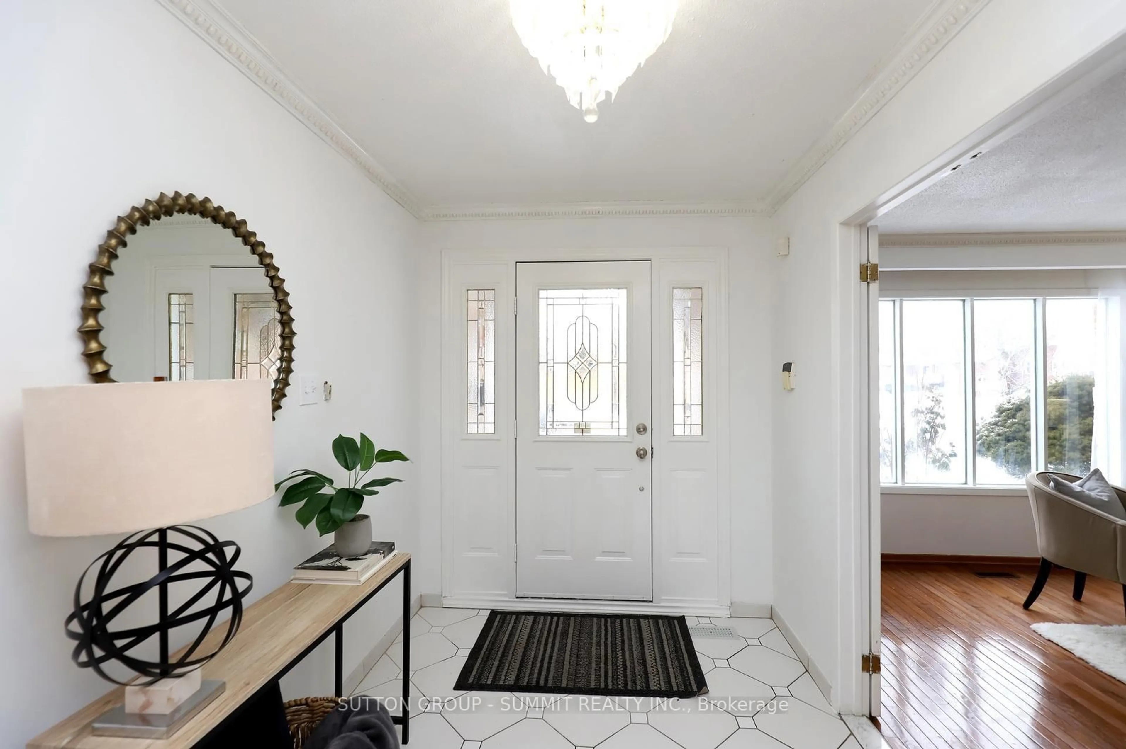 Indoor entryway for 420 Appledore Cres, Mississauga Ontario L5B 2L6