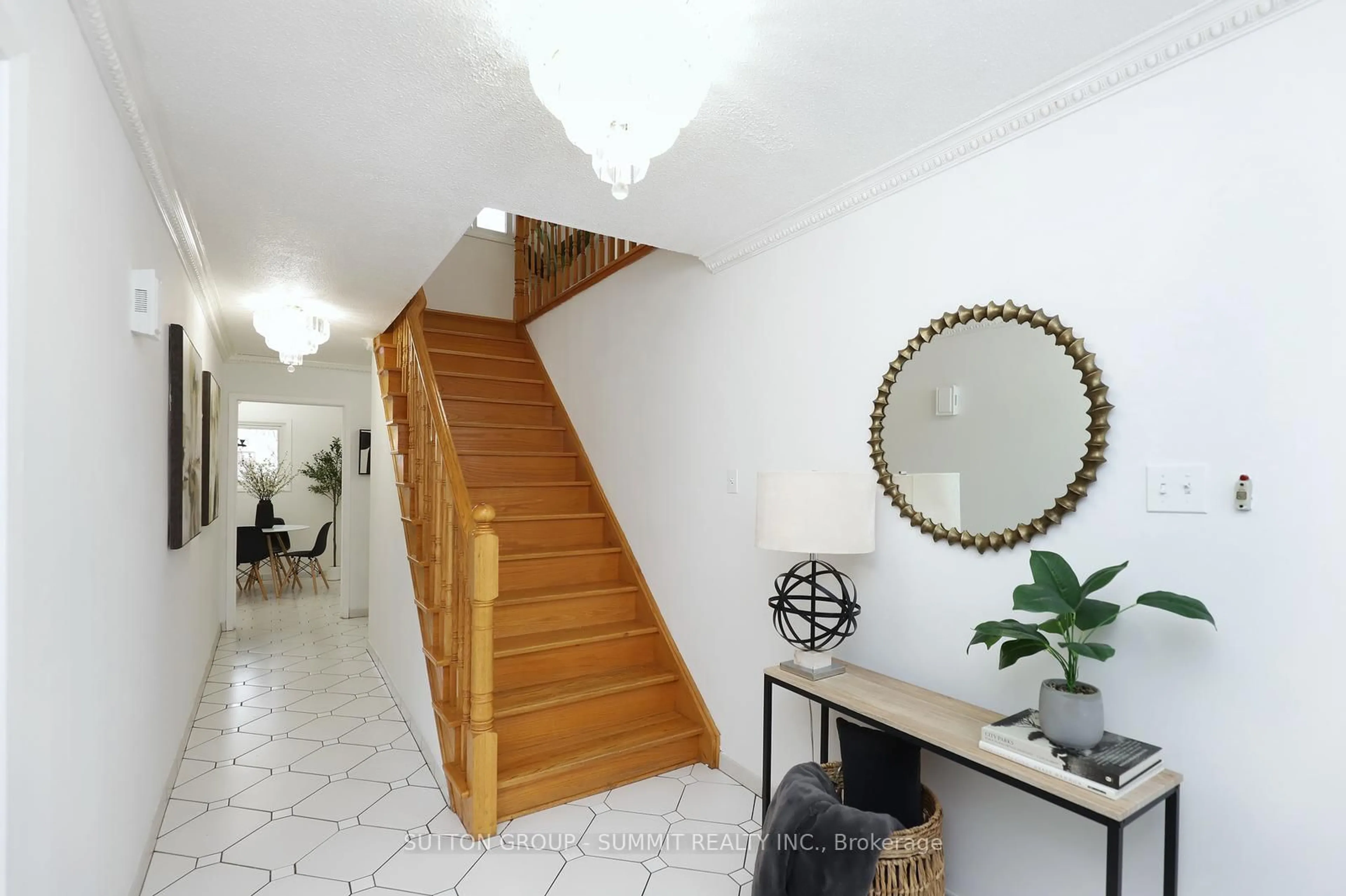 Indoor foyer for 420 Appledore Cres, Mississauga Ontario L5B 2L6