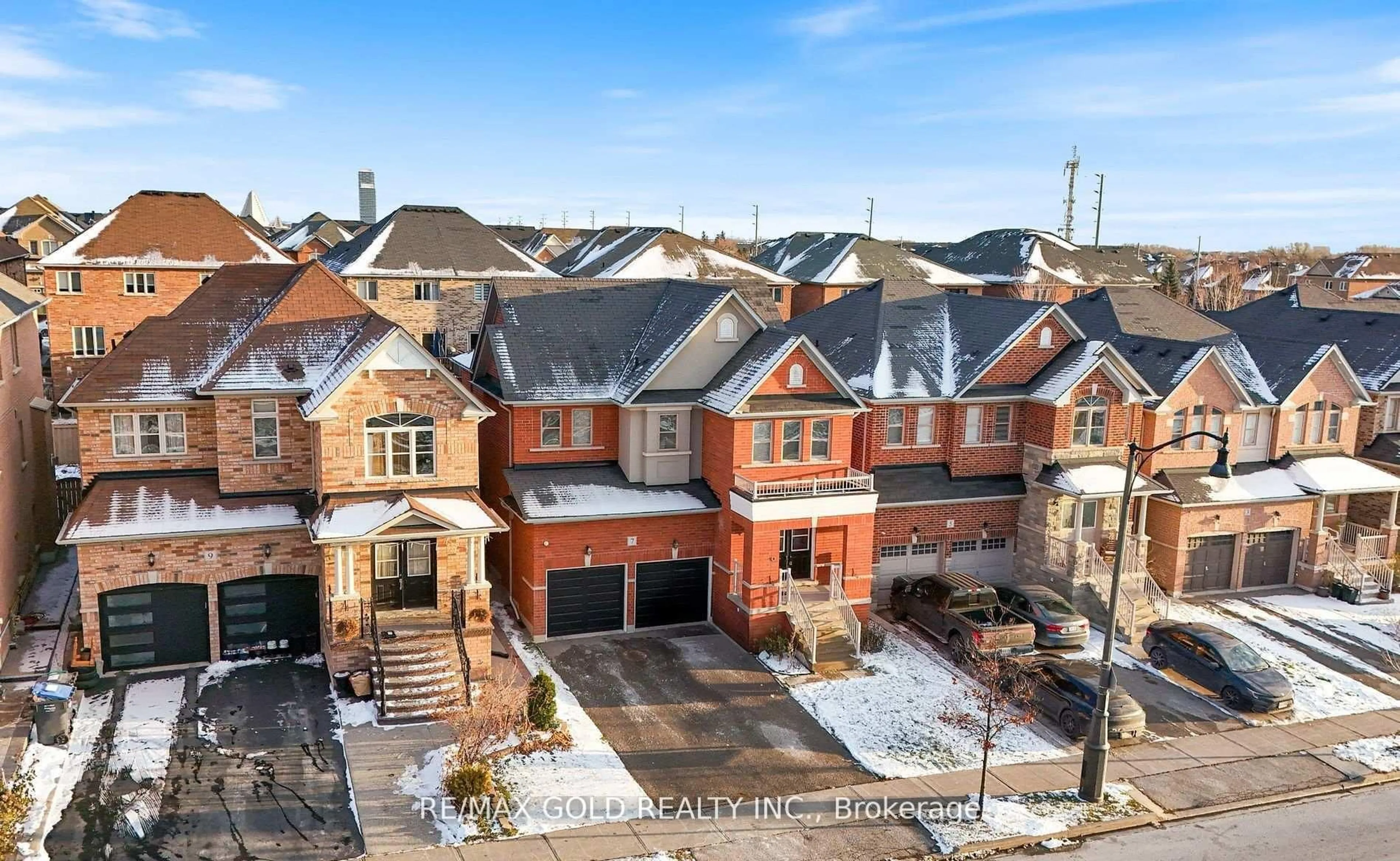 A pic from outside/outdoor area/front of a property/back of a property/a pic from drone, street for 7 Gardenbrooke Tr, Brampton Ontario L6P 3L1