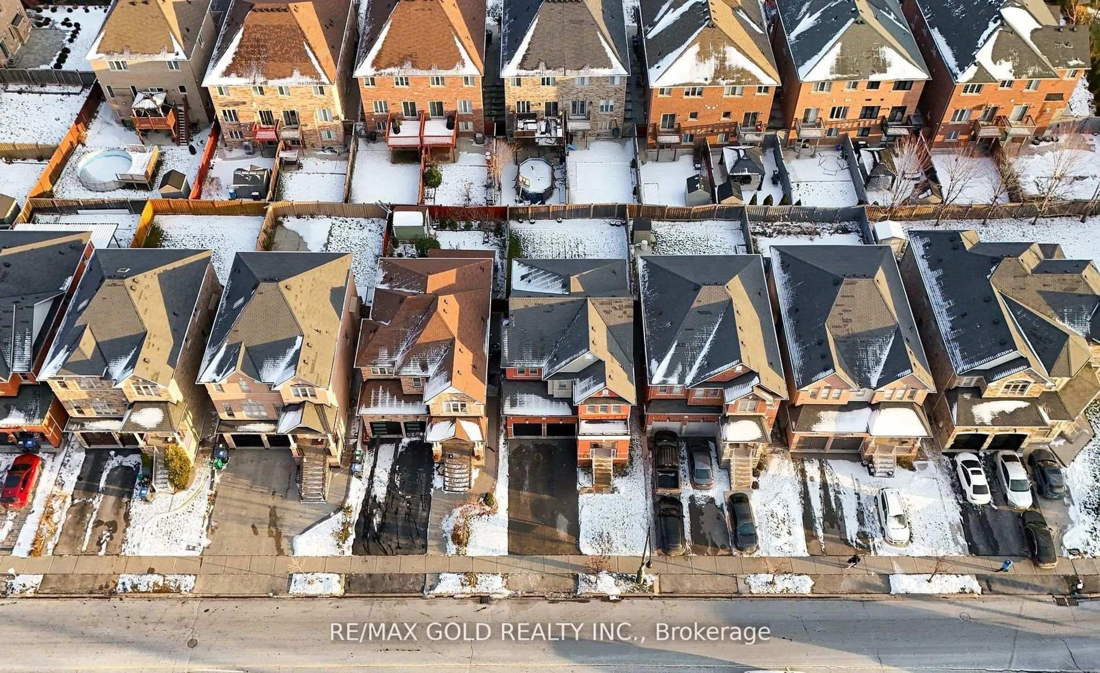 A pic from outside/outdoor area/front of a property/back of a property/a pic from drone, city buildings view from balcony for 7 Gardenbrooke Tr, Brampton Ontario L6P 3L1