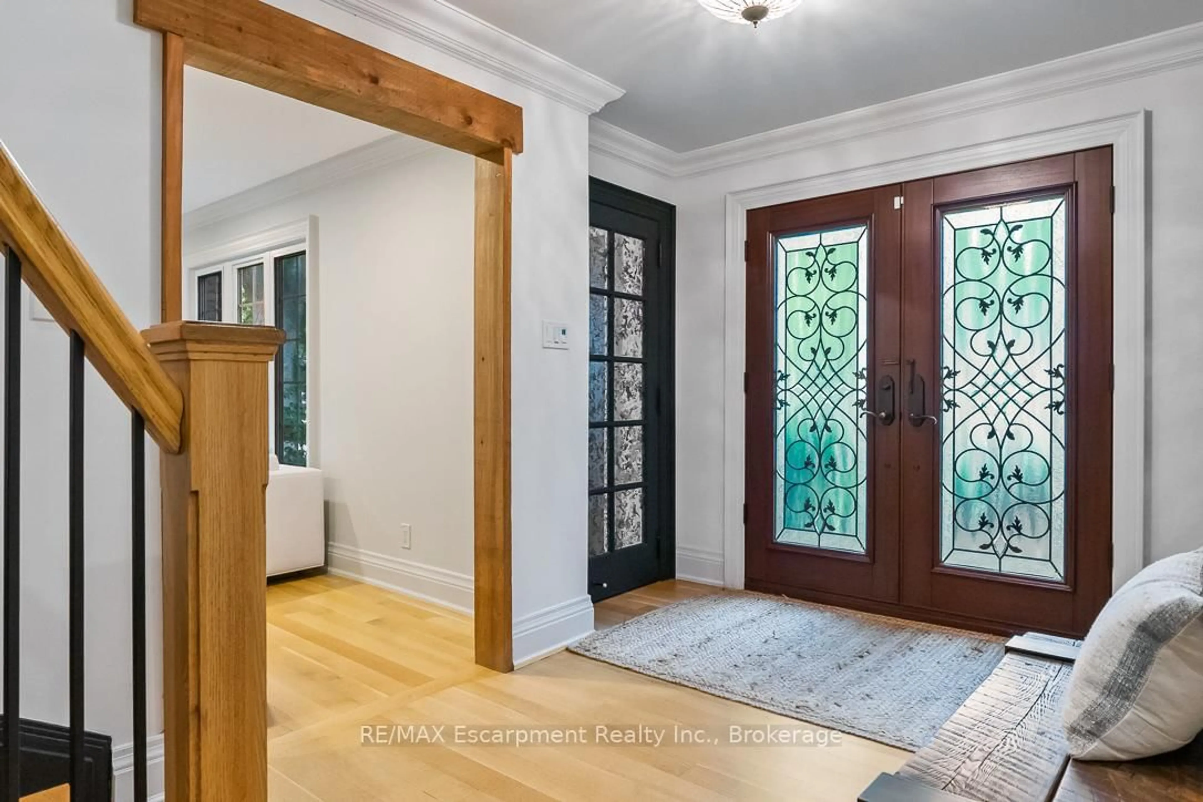 Indoor entryway for 138 Cavendish Crt, Oakville Ontario L6J 5S2