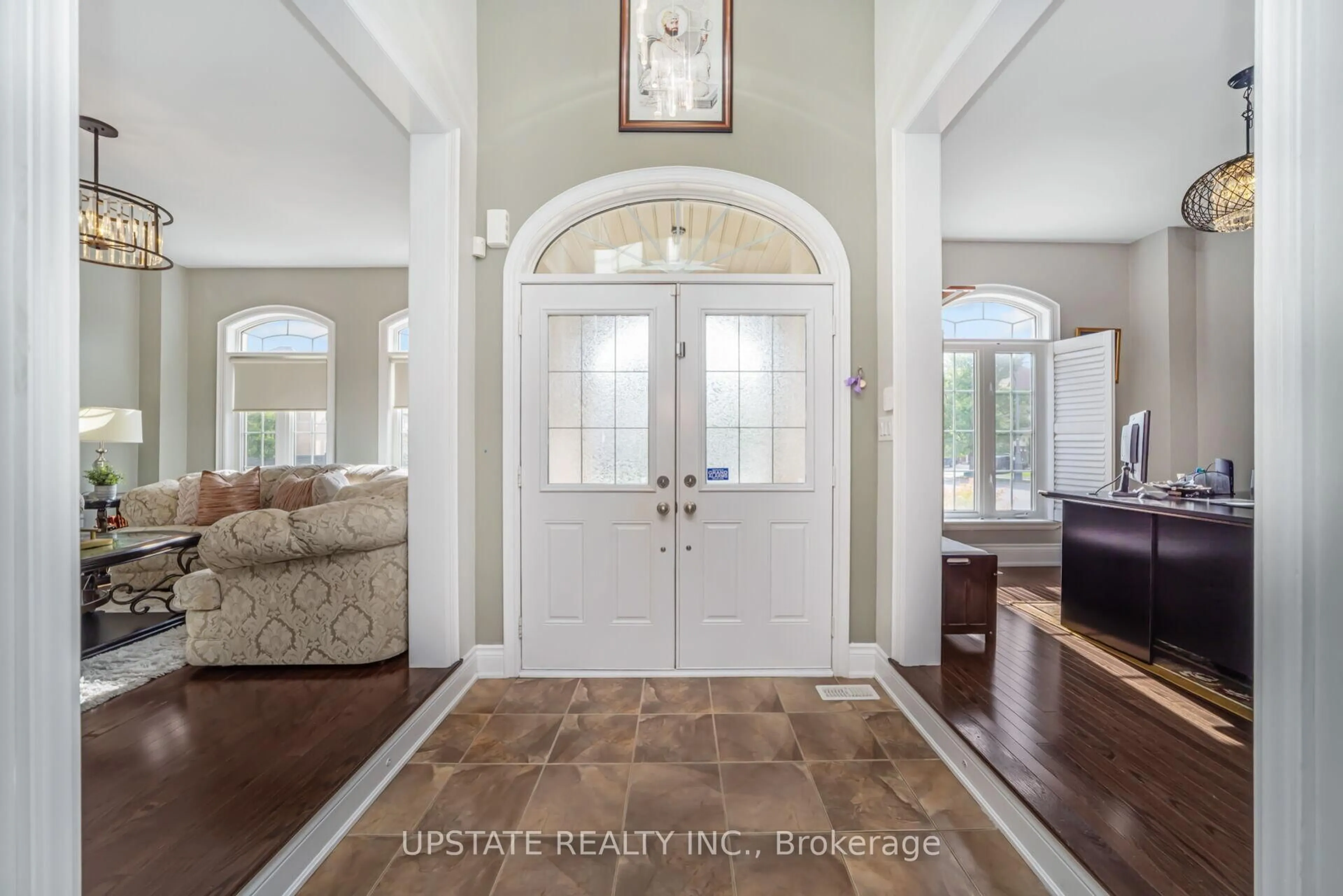 Indoor entryway for 105 Royal West Dr, Brampton Ontario L6X 0V6