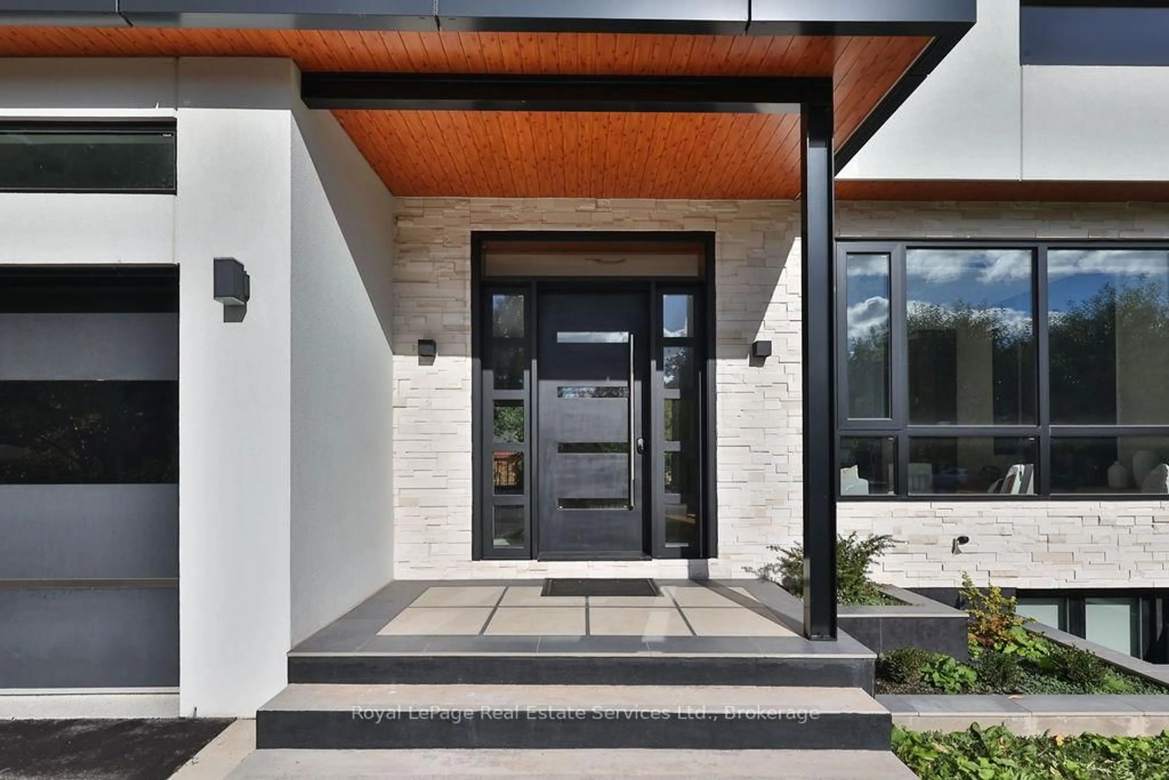 Indoor entryway for 431 Sandlewood Rd, Oakville Ontario L6L 3S3