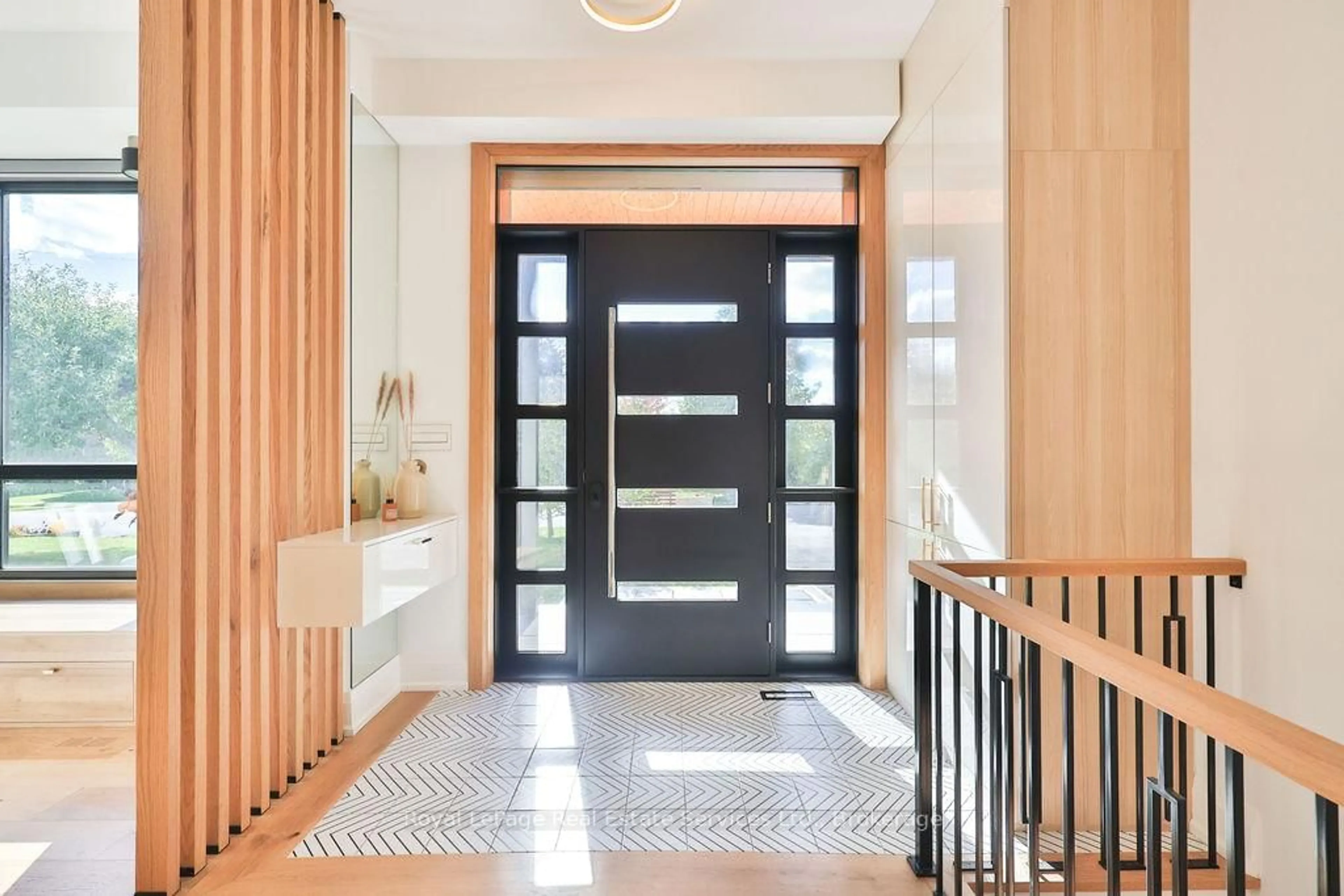 Indoor entryway for 431 Sandlewood Rd, Oakville Ontario L6L 3S3