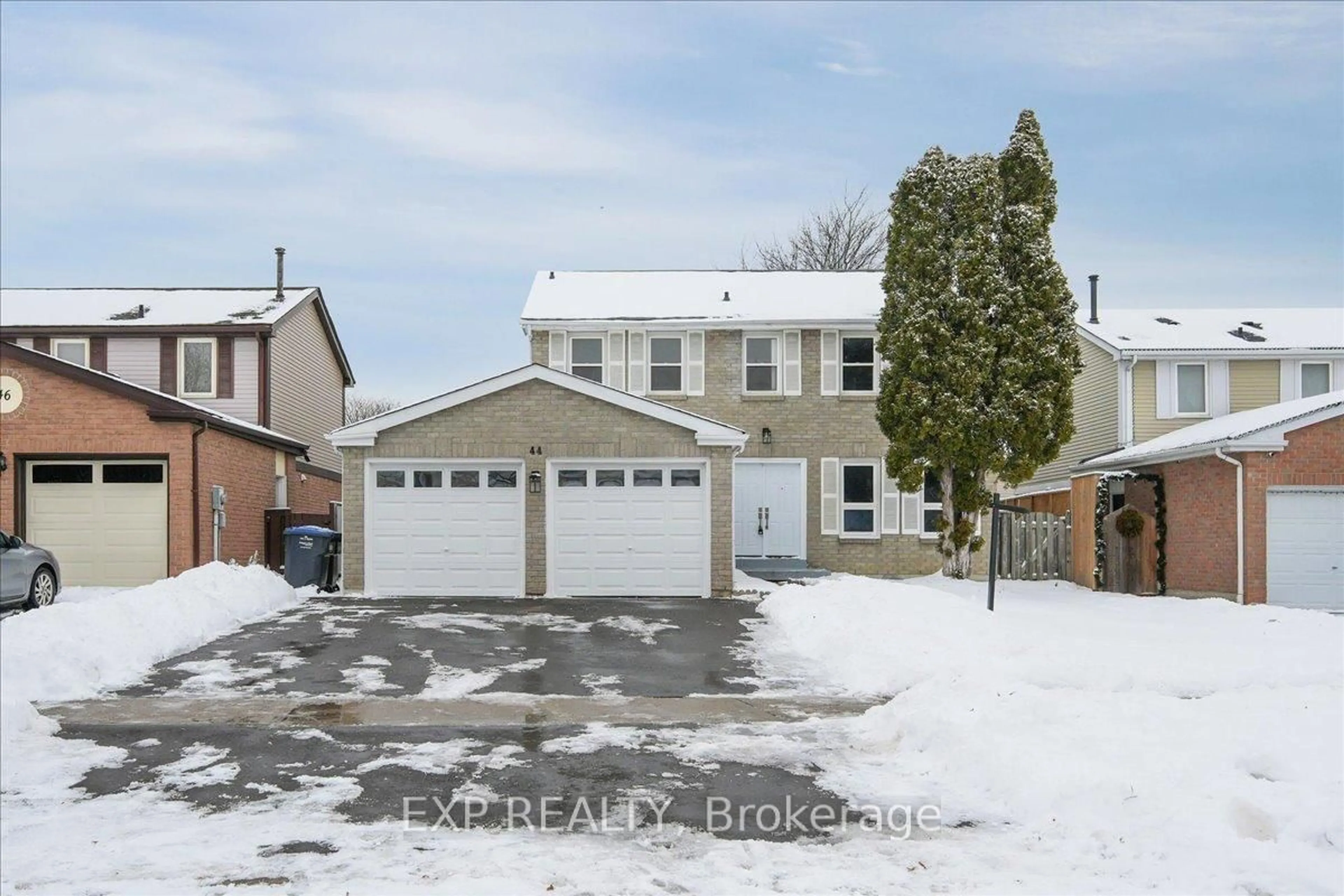 A pic from outside/outdoor area/front of a property/back of a property/a pic from drone, street for 44 Newcastle Cres, Brampton Ontario L6S 3Y8