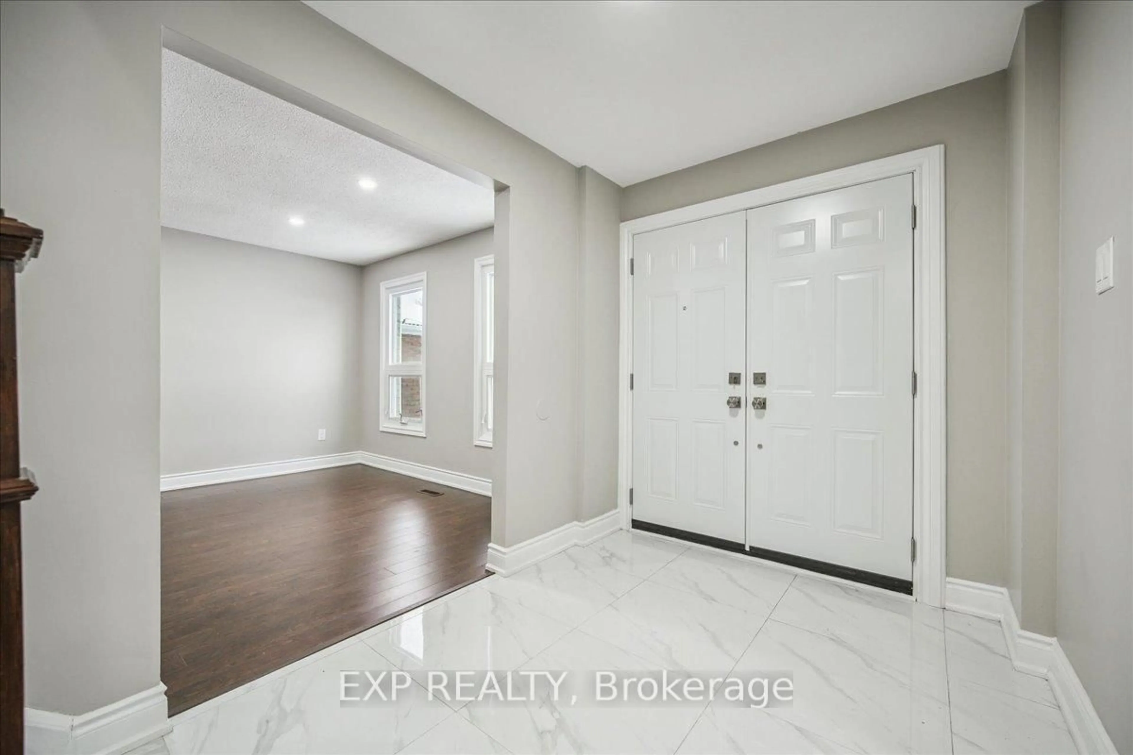 Indoor entryway for 44 Newcastle Cres, Brampton Ontario L6S 3Y8