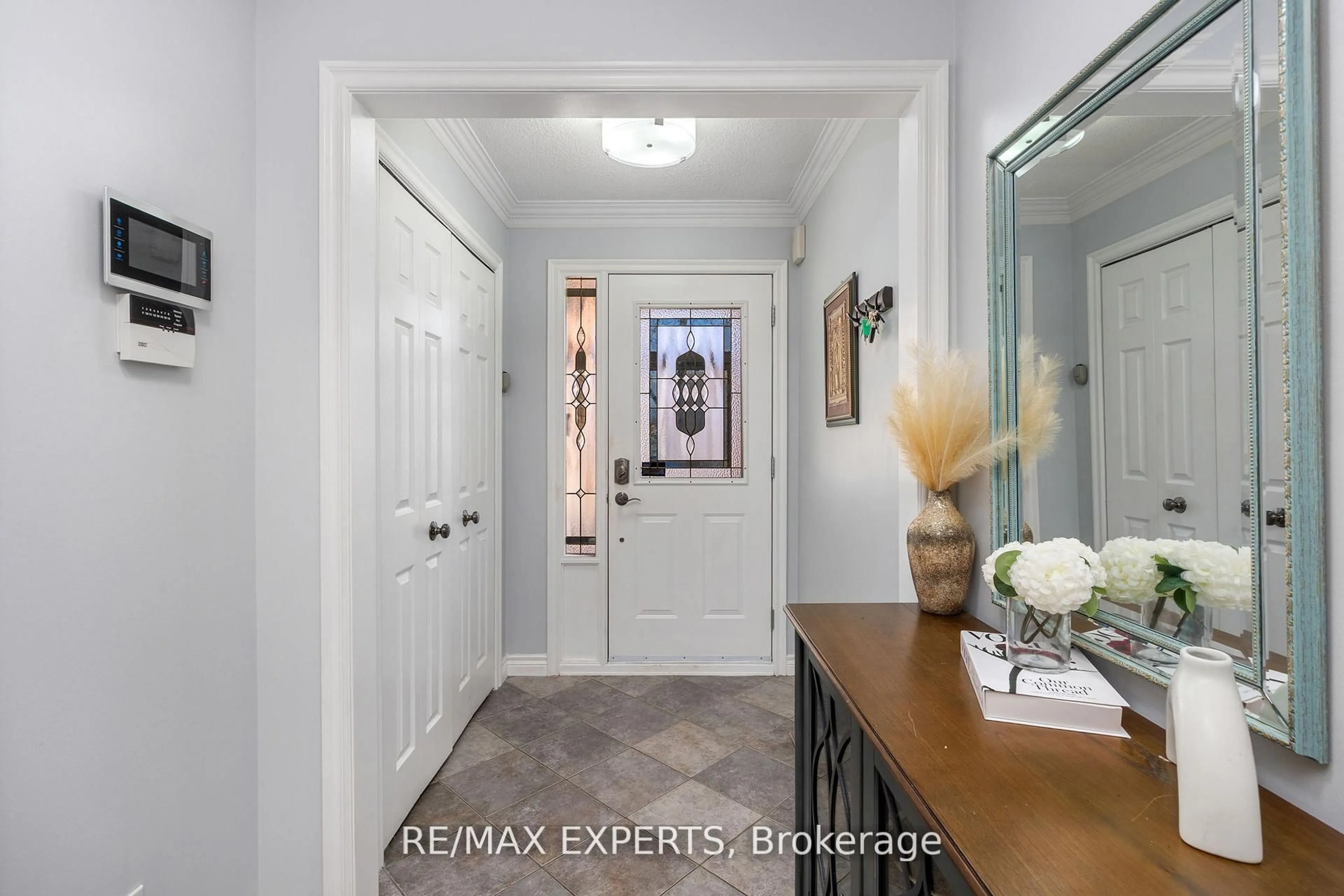 Indoor entryway for 482 Malaga Rd, Mississauga Ontario L5B 3W2