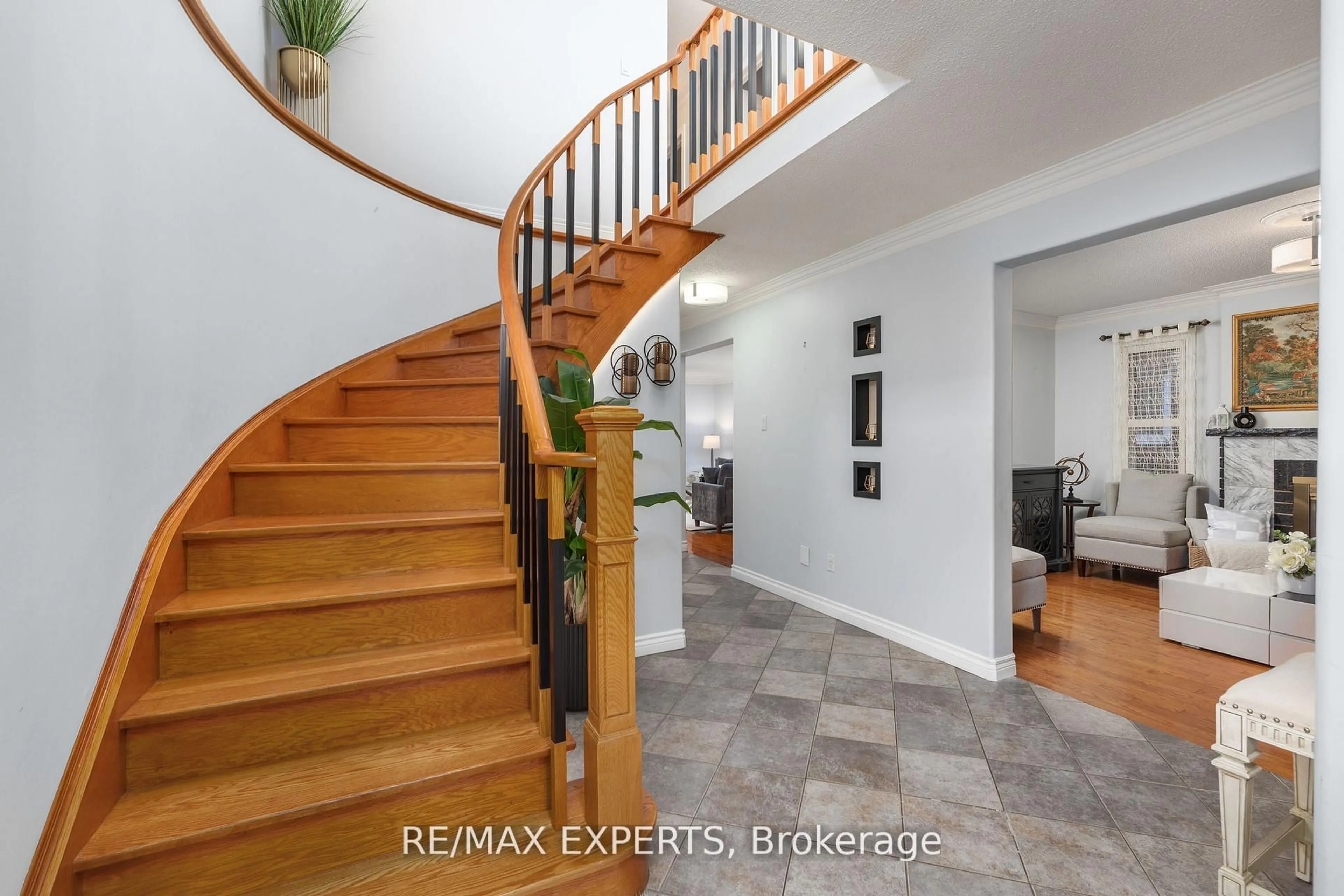 Indoor entryway for 482 Malaga Rd, Mississauga Ontario L5B 3W2