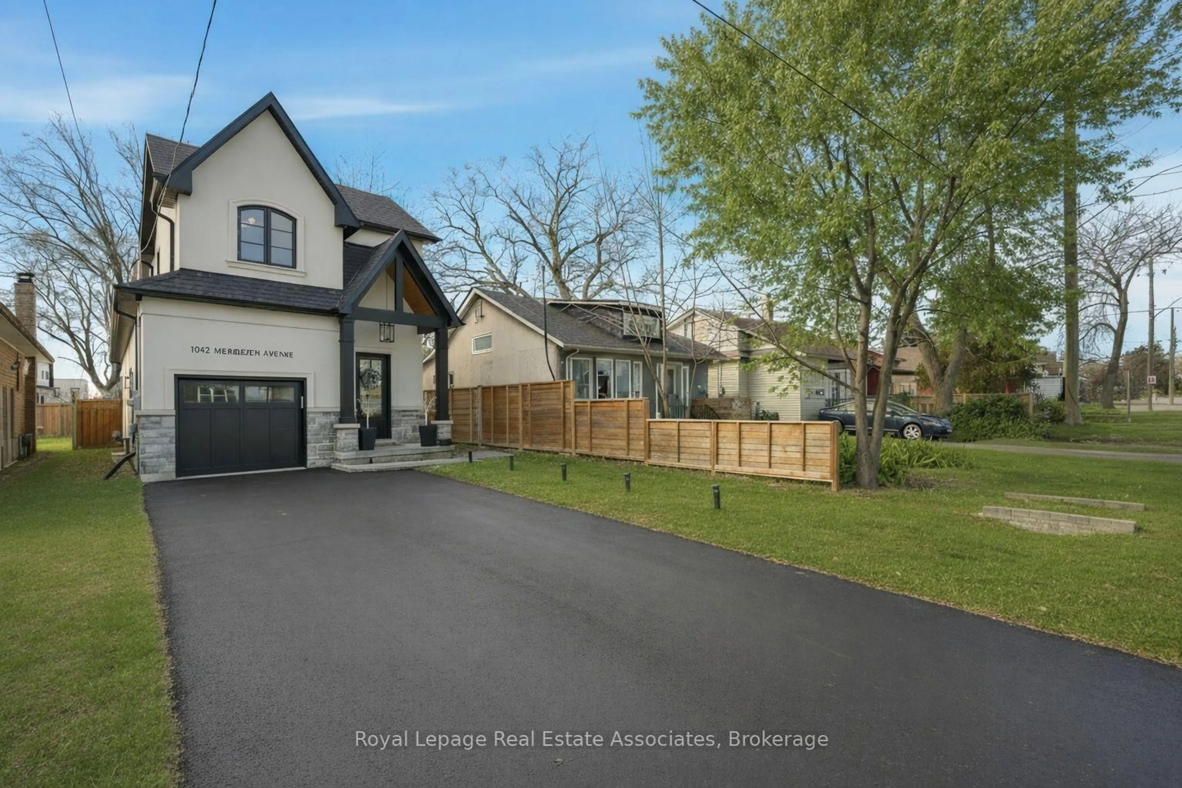 A pic from outside/outdoor area/front of a property/back of a property/a pic from drone, street for 1042 Meredith Ave, Mississauga Ontario L5E 2C7