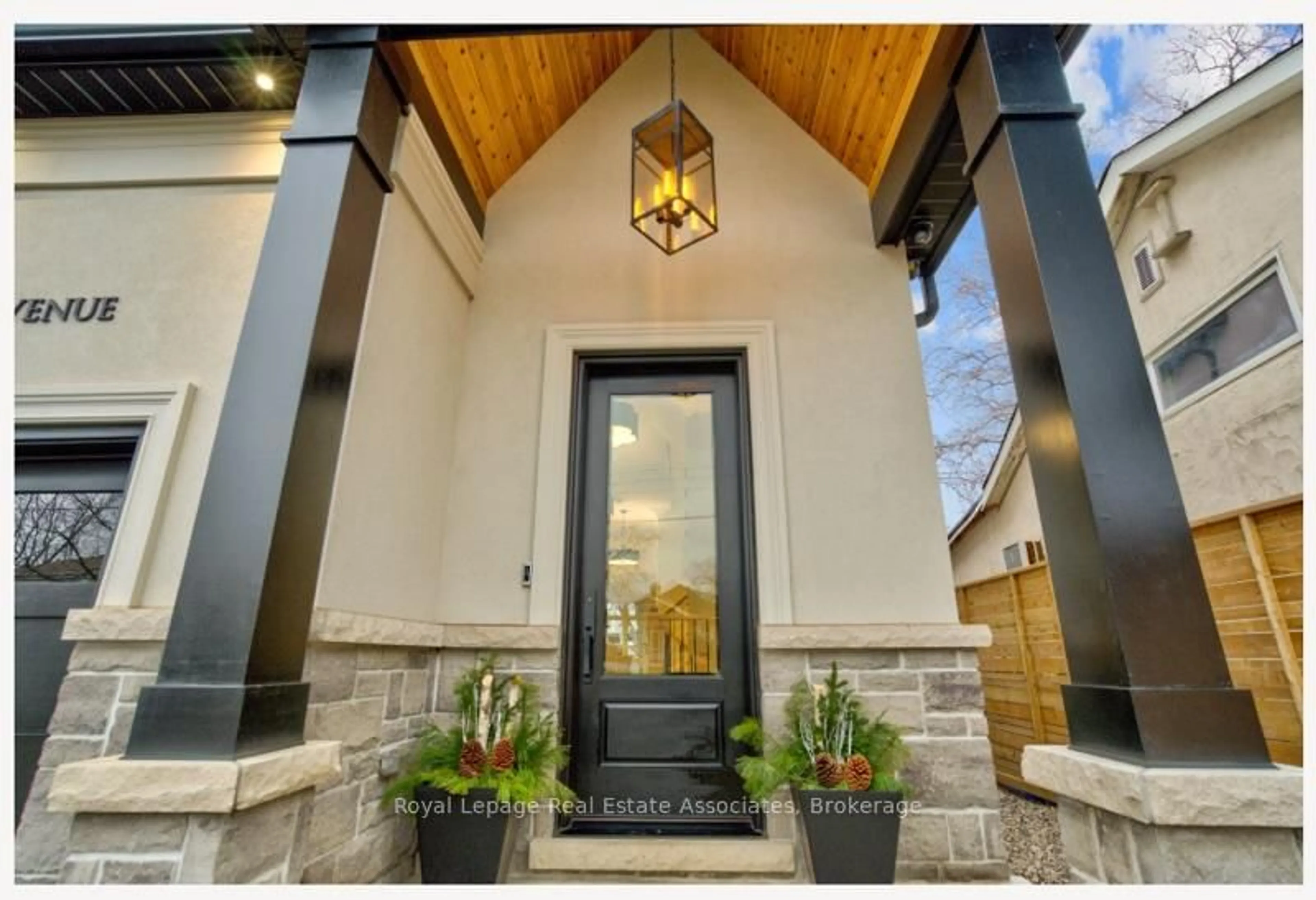 Indoor entryway for 1042 Meredith Ave, Mississauga Ontario L5E 2C7