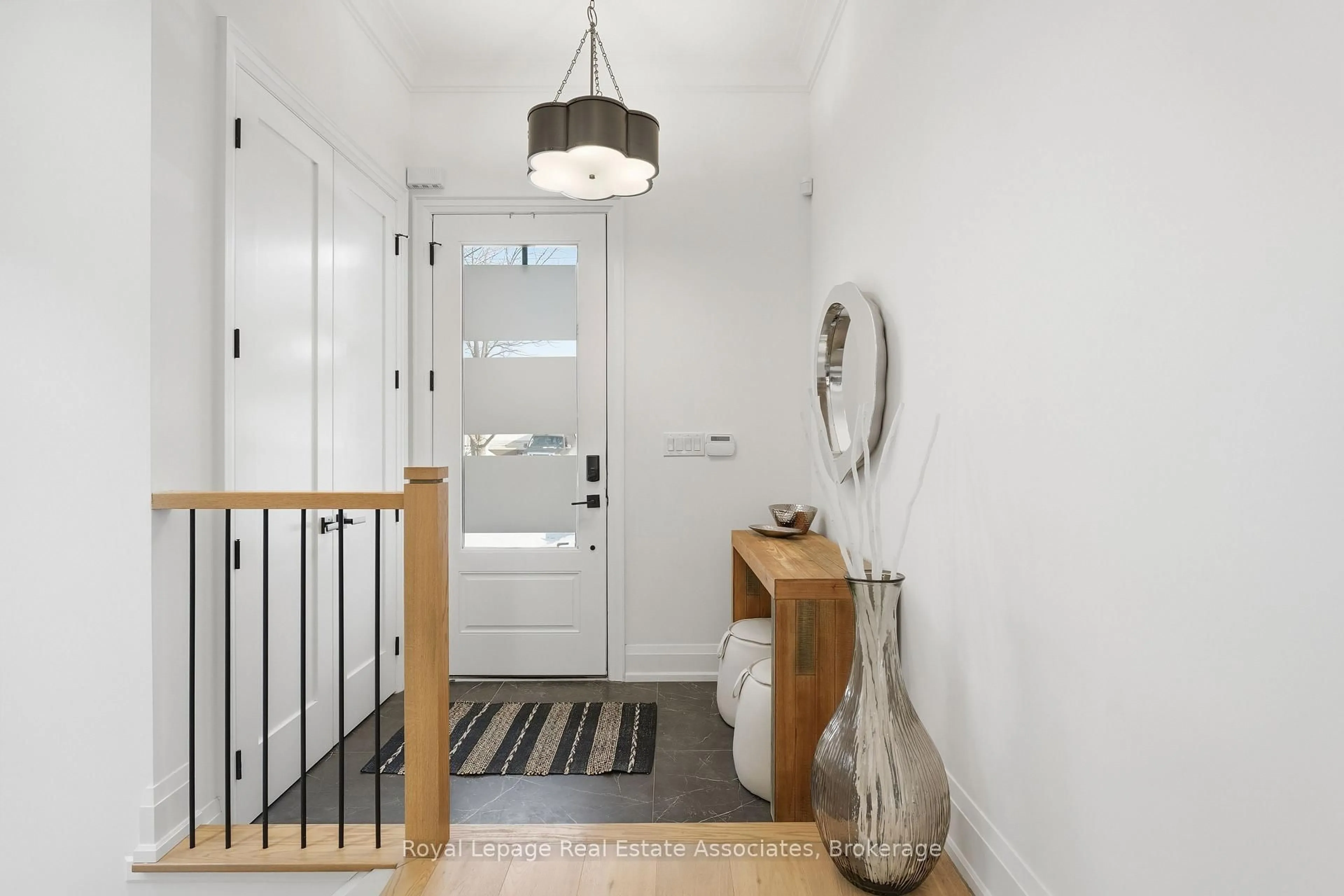 Indoor entryway for 1042 Meredith Ave, Mississauga Ontario L5E 2C7