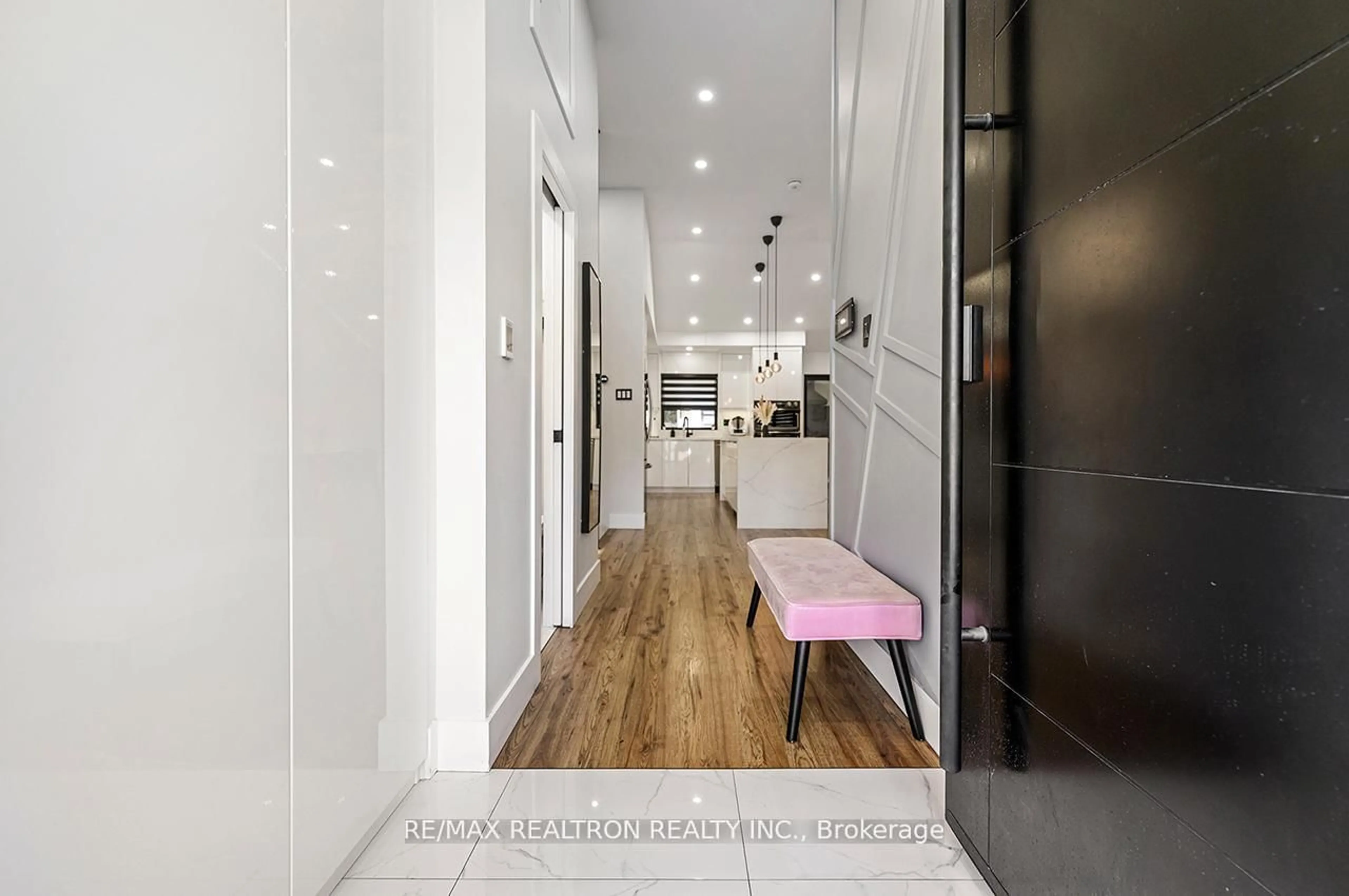 Indoor entryway for 174 Mountainview Rd, Halton Hills Ontario L7G 4K7