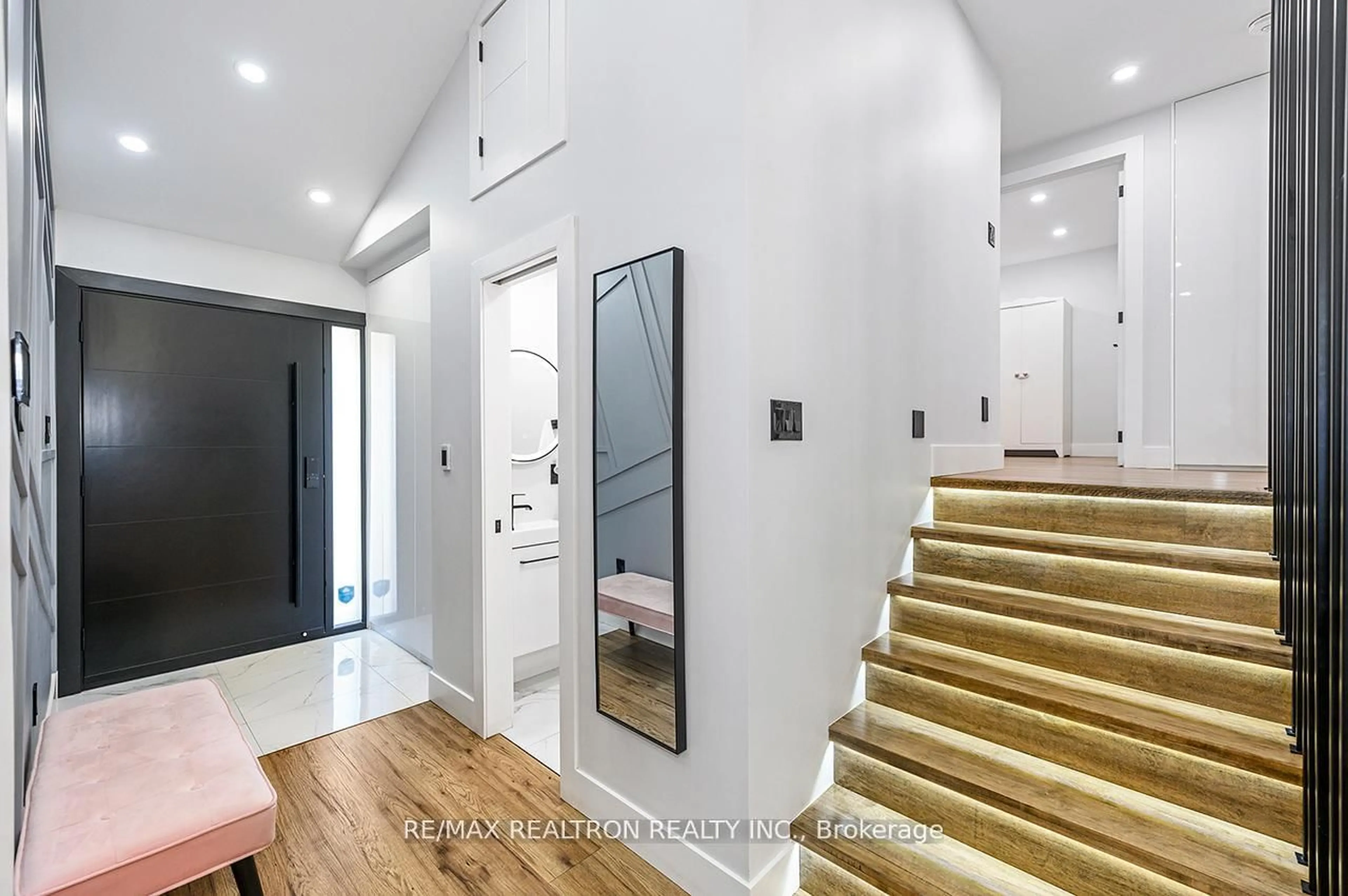 Indoor foyer for 174 Mountainview Rd, Halton Hills Ontario L7G 4K7