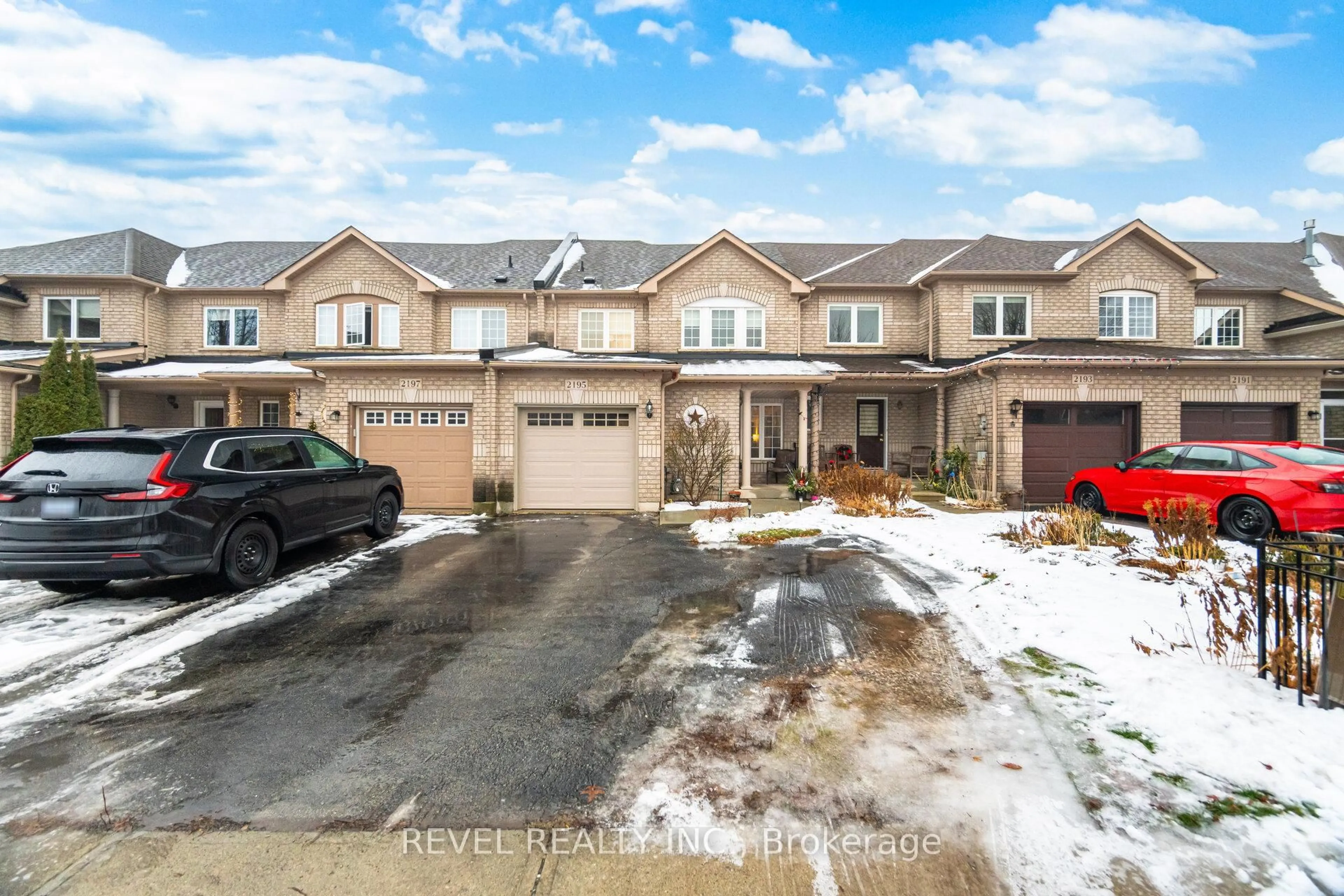 A pic from outside/outdoor area/front of a property/back of a property/a pic from drone, street for 2195 Hummingbird Way, Oakville Ontario L6M 3Z6