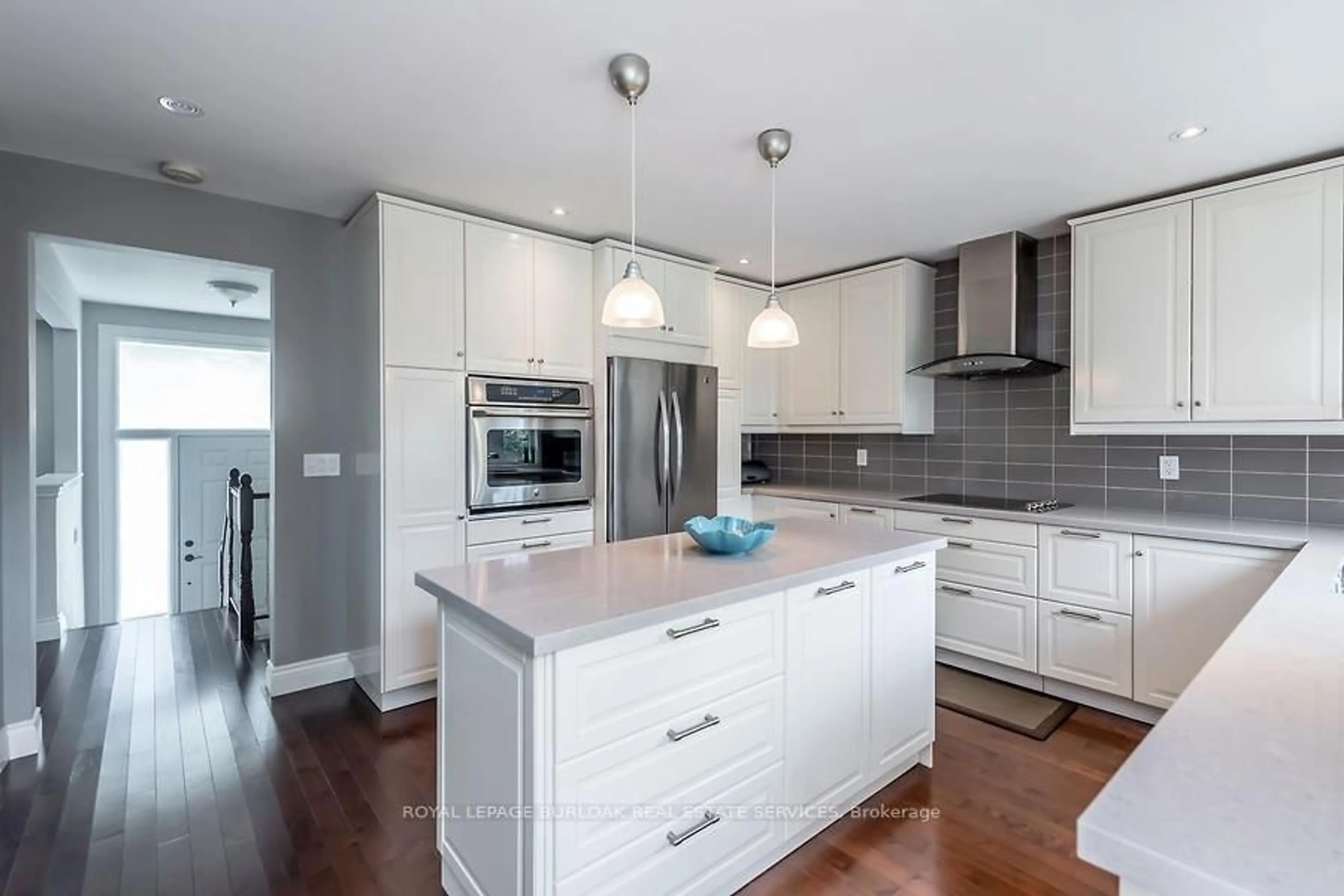 Contemporary kitchen, unknown for 541 Sandmere Pl, Oakville Ontario L6L 4G5
