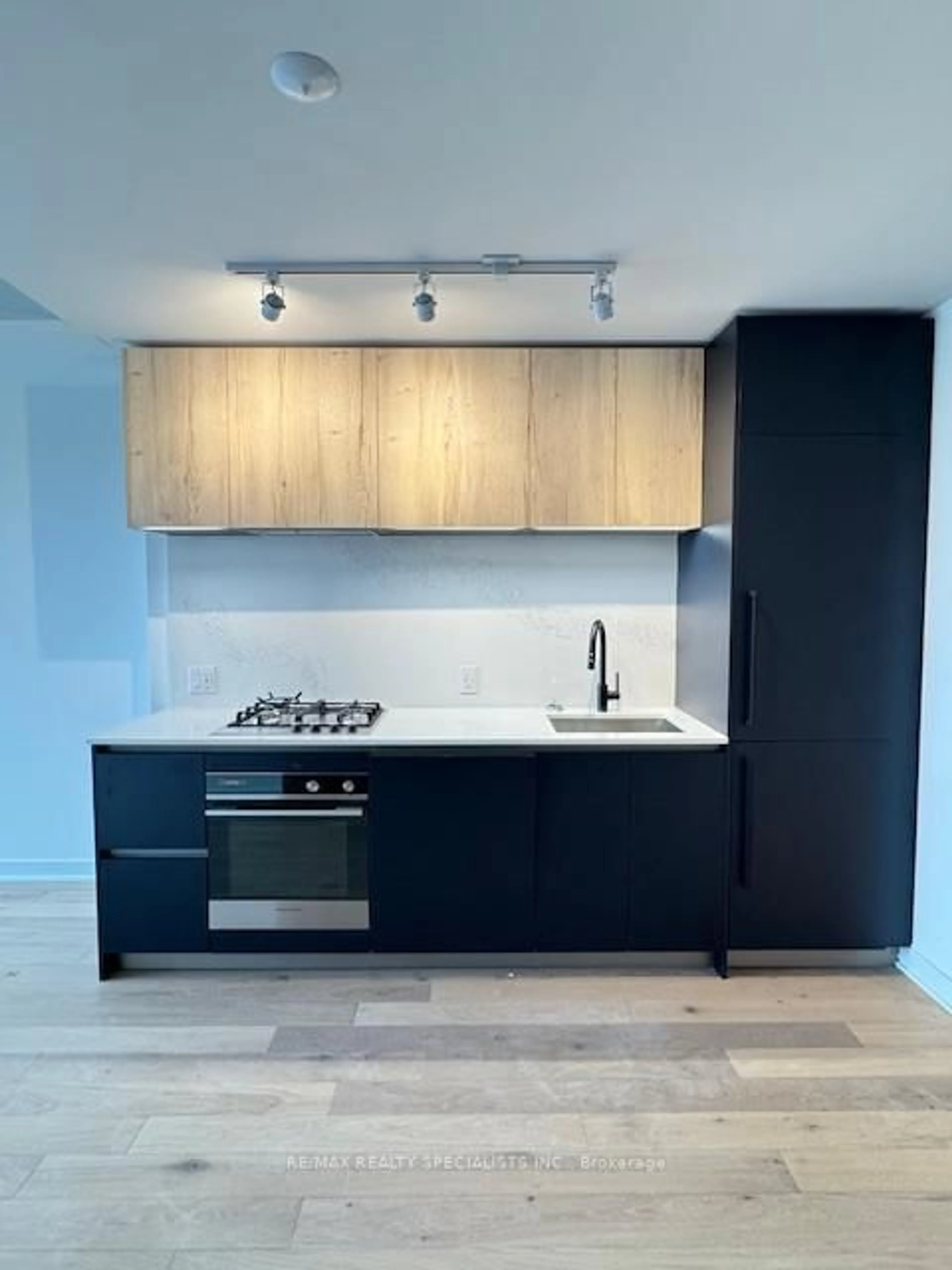 Standard kitchen, wood/laminate floor for 2625 Dundas St #609, Toronto Ontario M6P 0C5