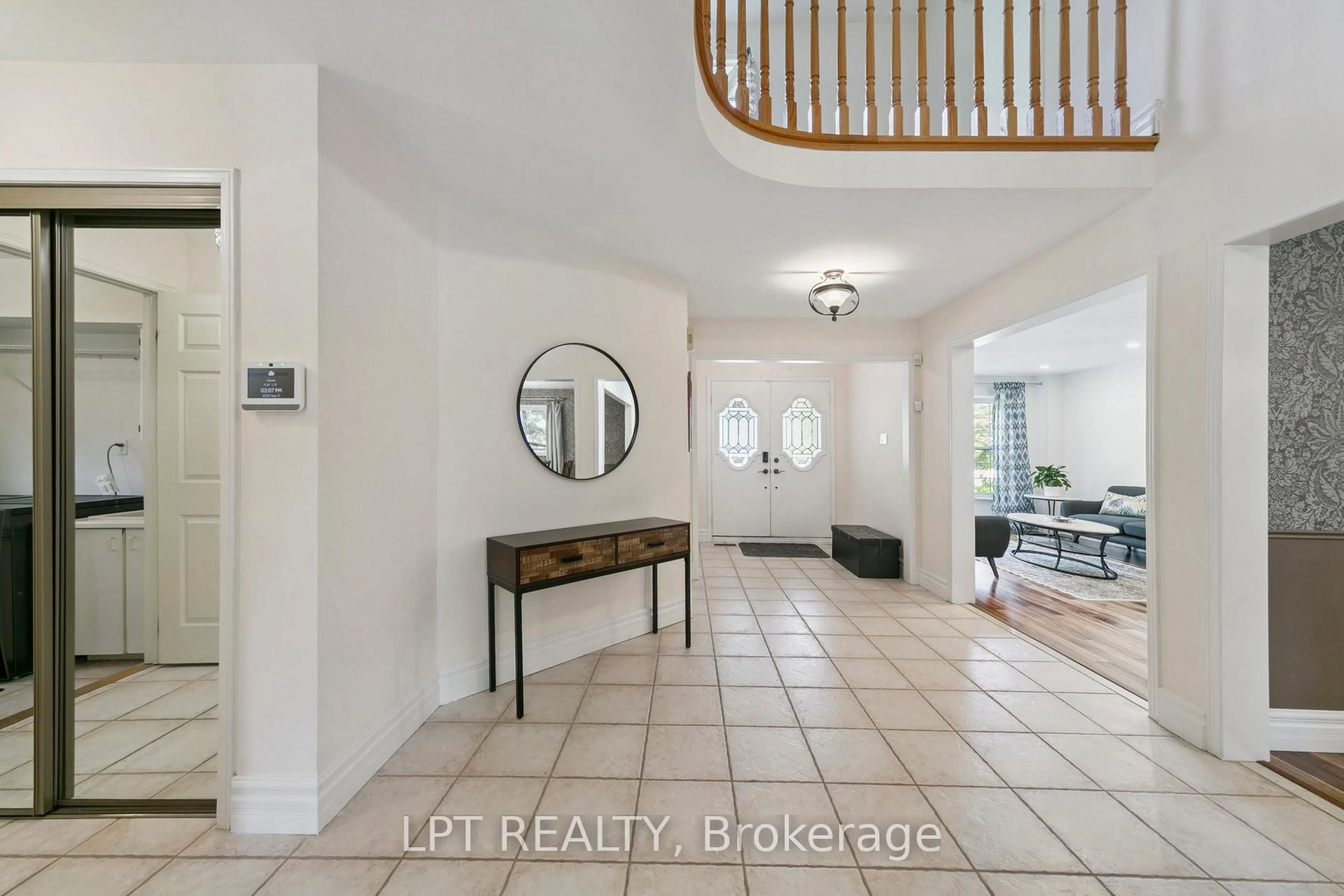 Indoor entryway for 1823 The Chase, Mississauga Ontario L5M 2Y8