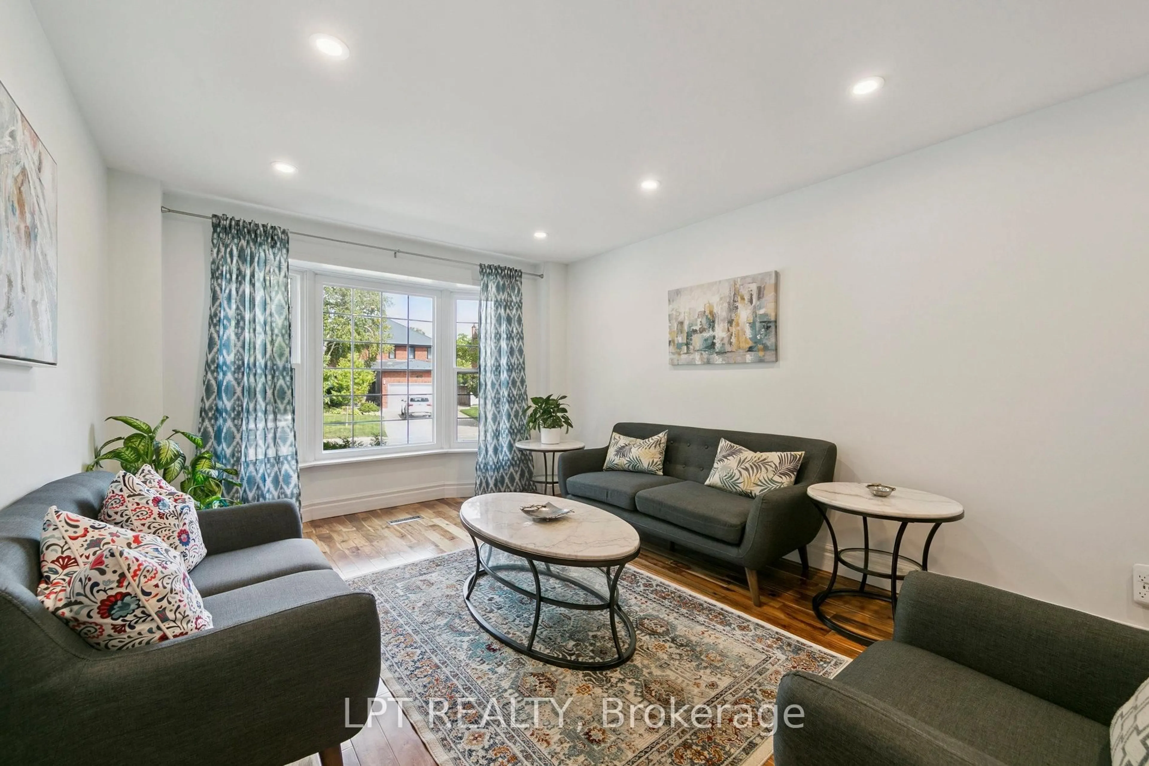 Living room with furniture, unknown for 1823 The Chase, Mississauga Ontario L5M 2Y8