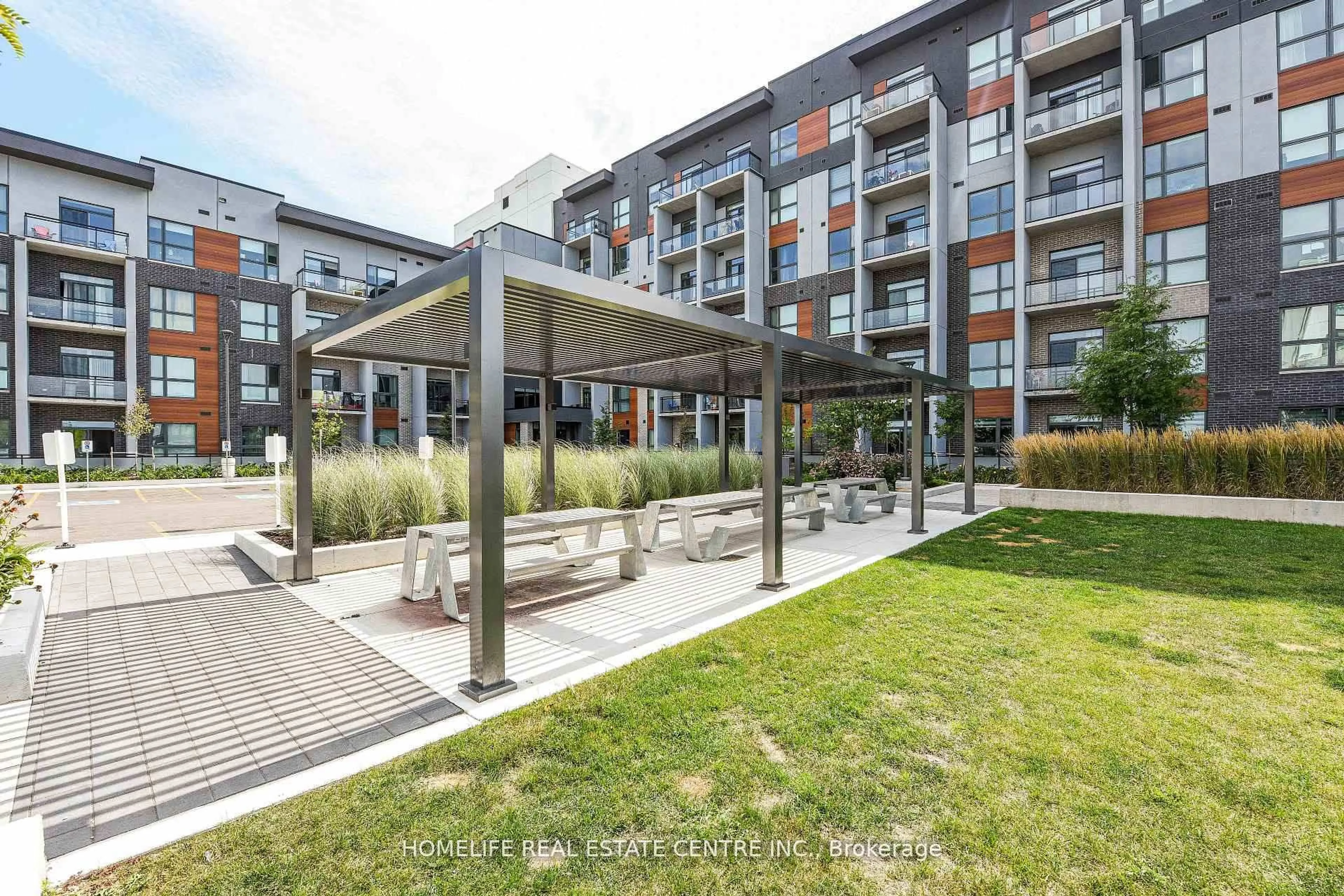 Patio, street for 95 Dundas St #104, Oakville Ontario L9L 9L9