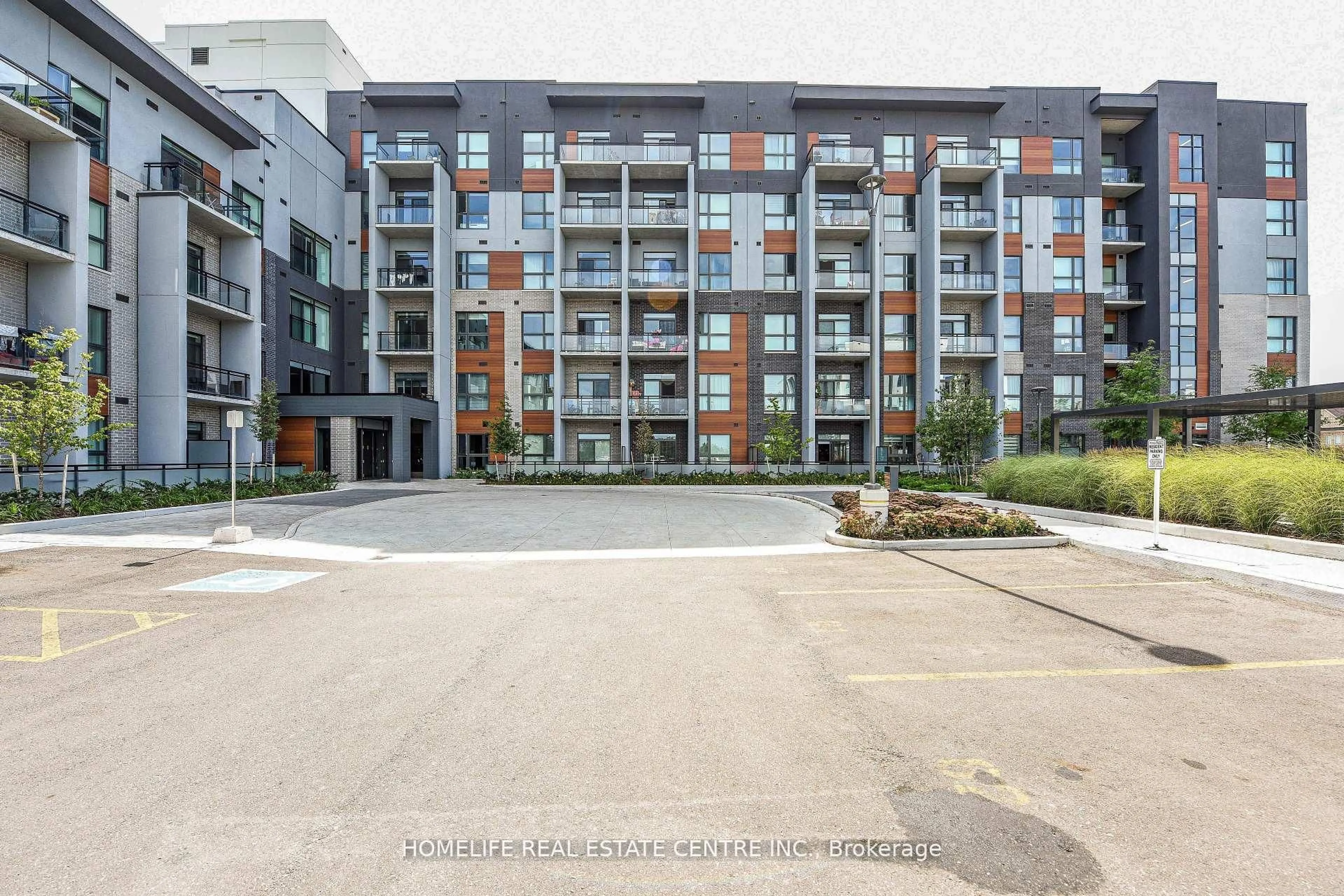 Patio, street for 95 Dundas St #104, Oakville Ontario L9L 9L9