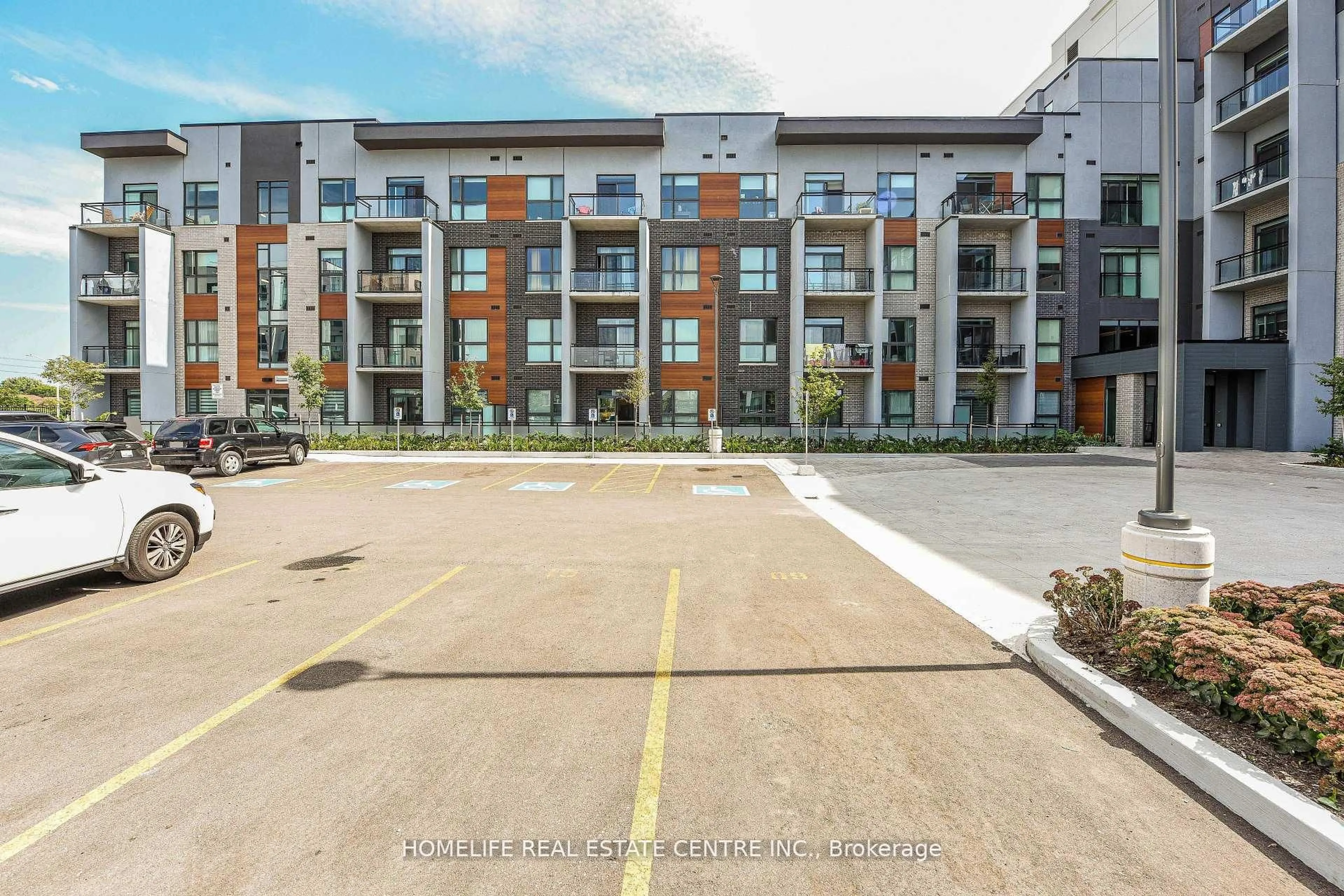 A pic from outside/outdoor area/front of a property/back of a property/a pic from drone, street for 95 Dundas St #104, Oakville Ontario L9L 9L9