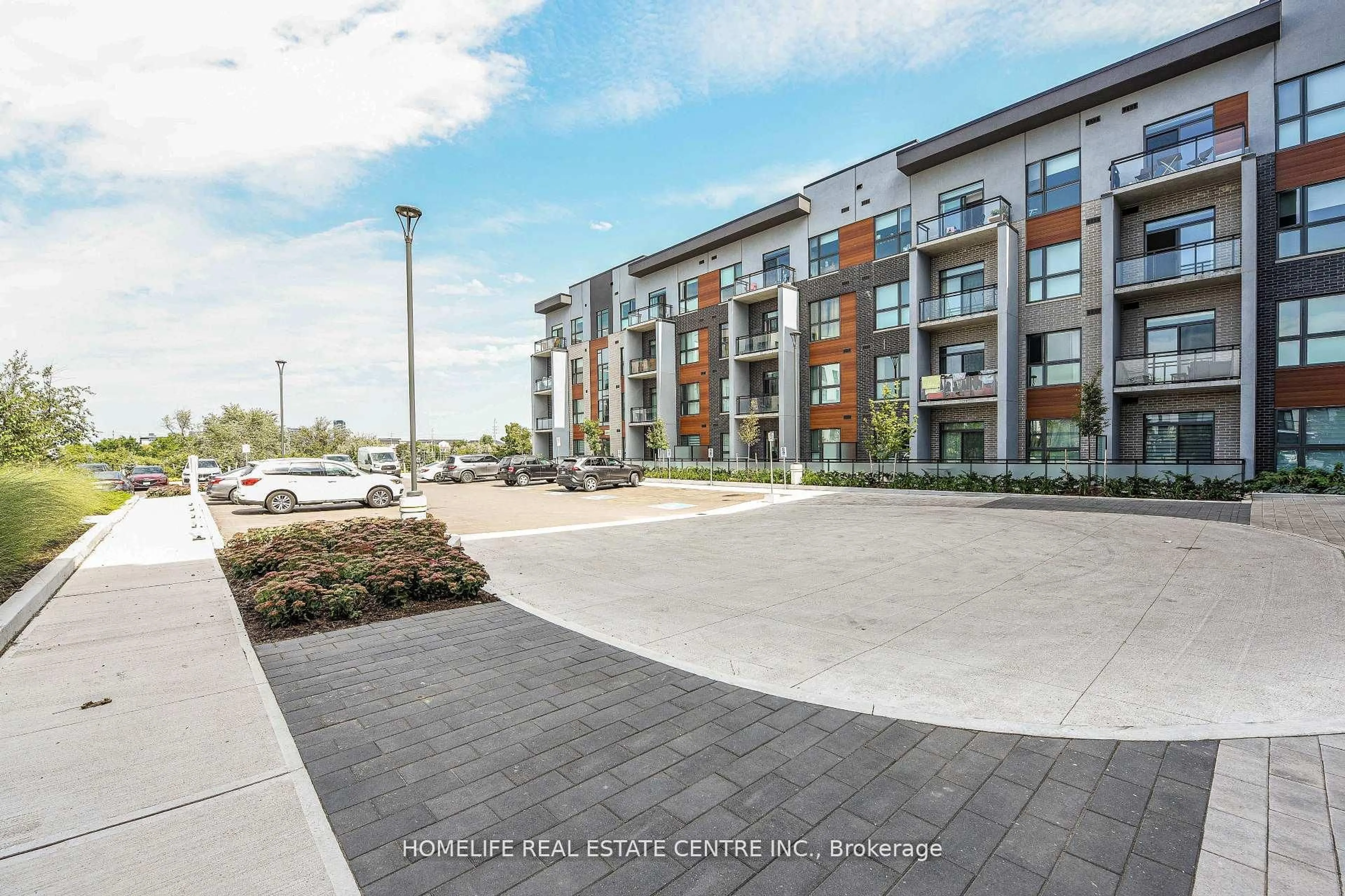 Patio, street for 95 Dundas St #104, Oakville Ontario L9L 9L9