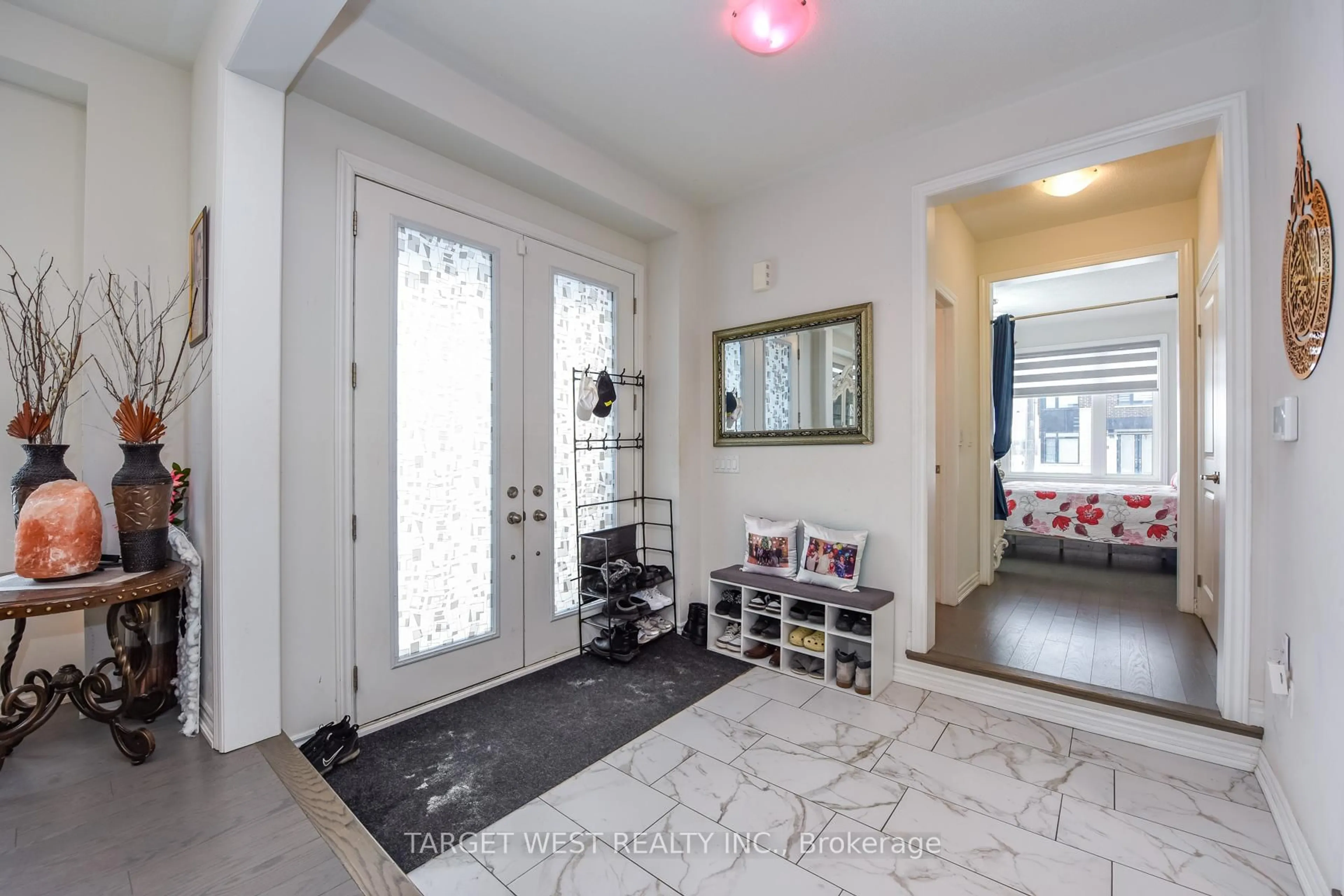 Indoor entryway for 66 Minnock St, Caledon Ontario L7C 4K9