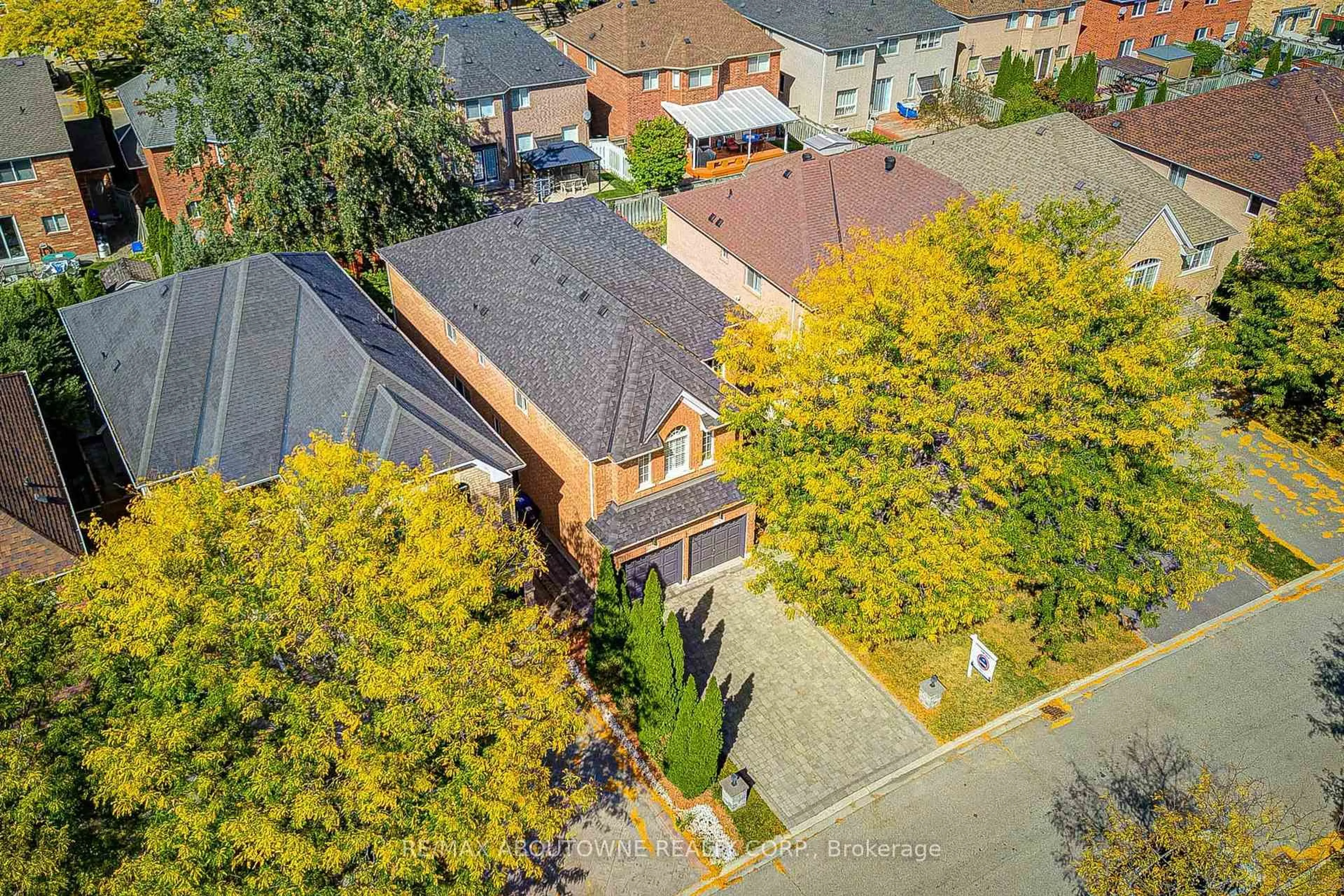 A pic from outside/outdoor area/front of a property/back of a property/a pic from drone, street for 3041 Caulfield Cres, Mississauga Ontario L5M 6J7