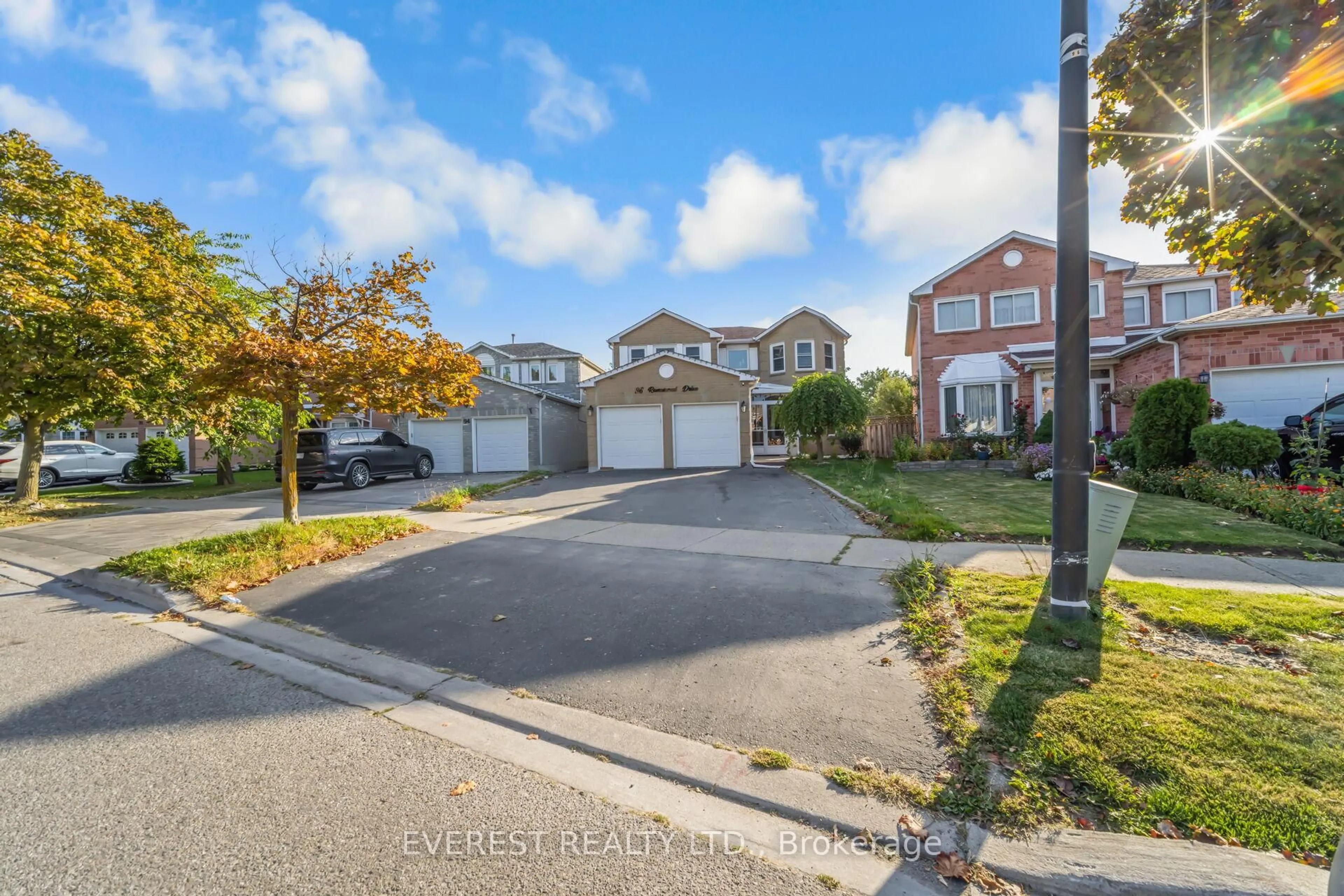 A pic from outside/outdoor area/front of a property/back of a property/a pic from drone, street for 96 Ravenswood Dr, Brampton Ontario L6Y 3Z9