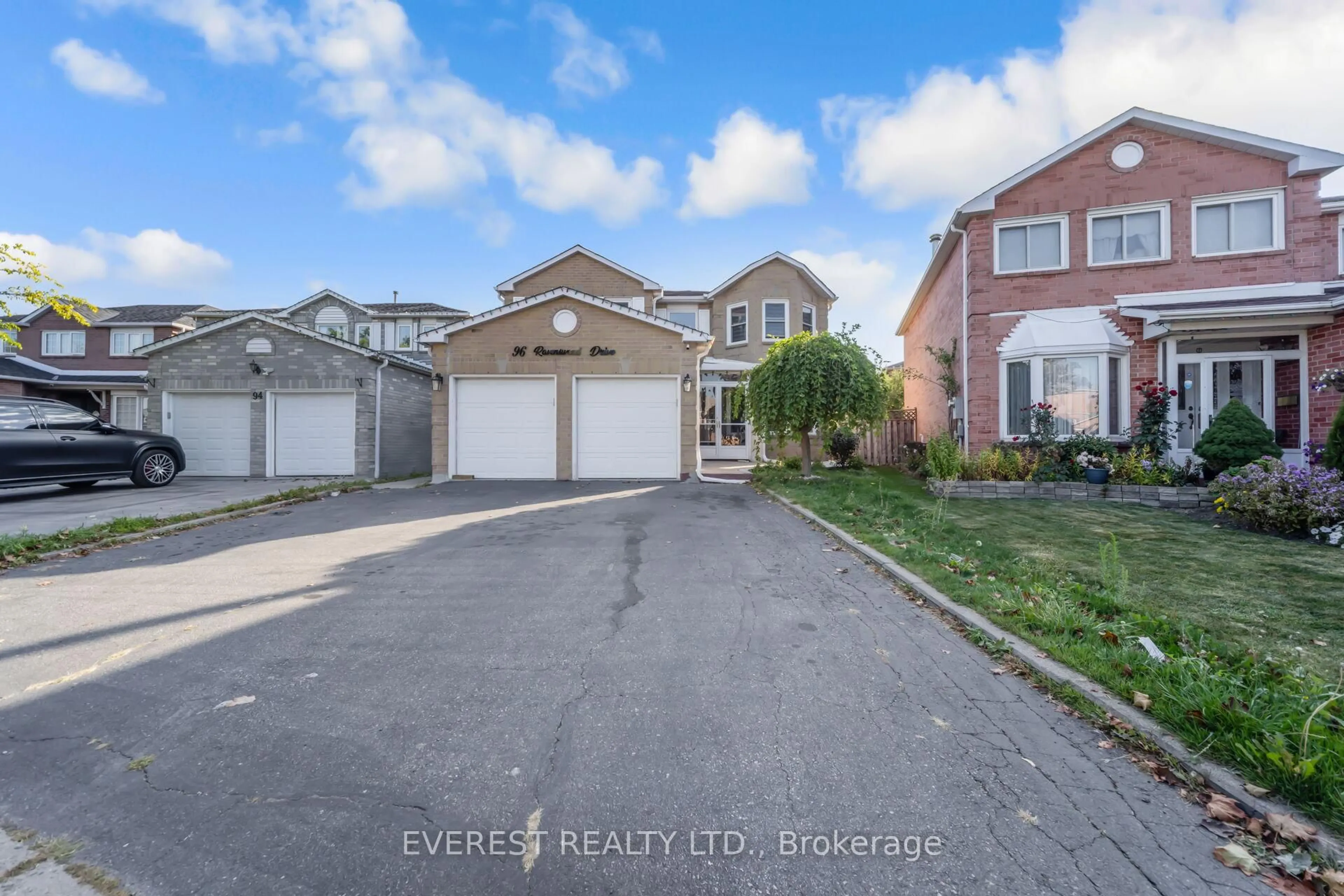 A pic from outside/outdoor area/front of a property/back of a property/a pic from drone, street for 96 Ravenswood Dr, Brampton Ontario L6Y 3Z9